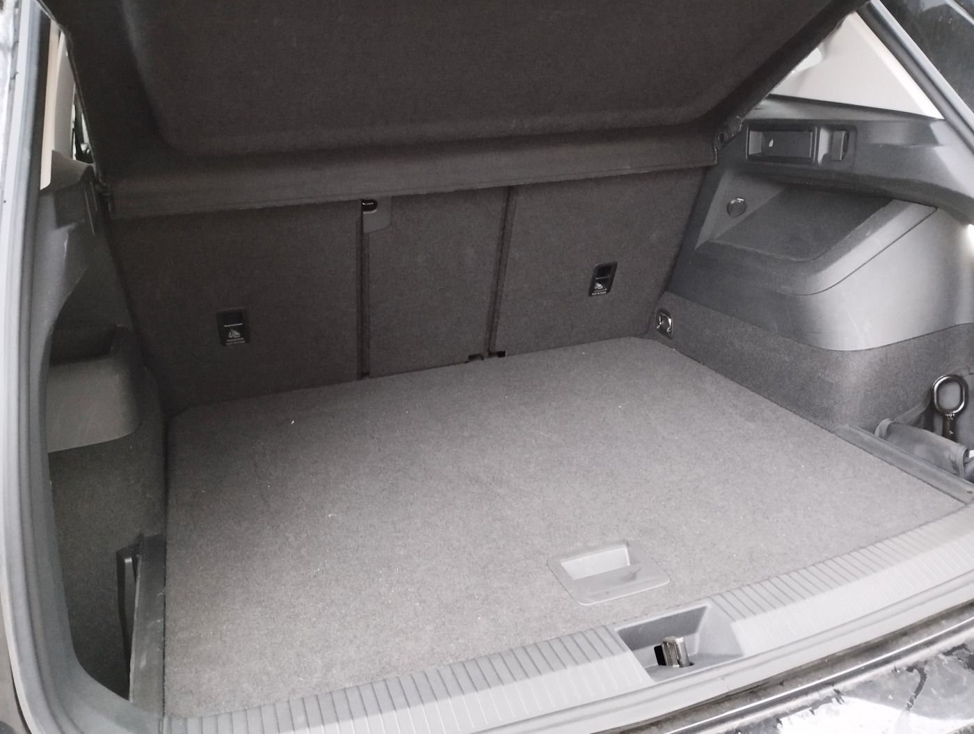 Fahrzeugabbildung Volkswagen Tiguan 1.5 eTSI Life NEU52T Matrix AHK Kamera AC