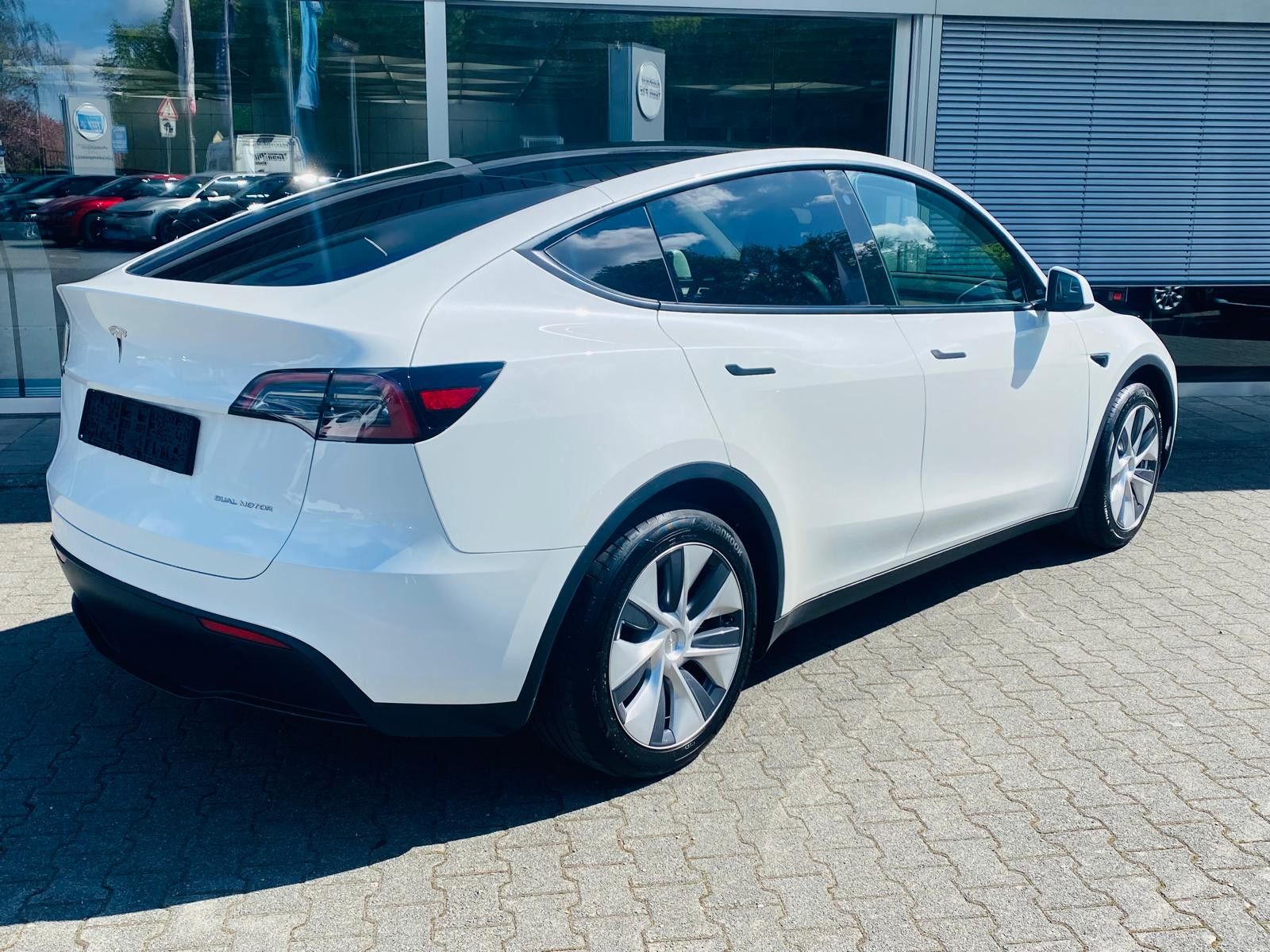 Fahrzeugabbildung Tesla Model Y LR Dual AWD PANO+STDHZ+NAVI+LED+ACC+AHK+