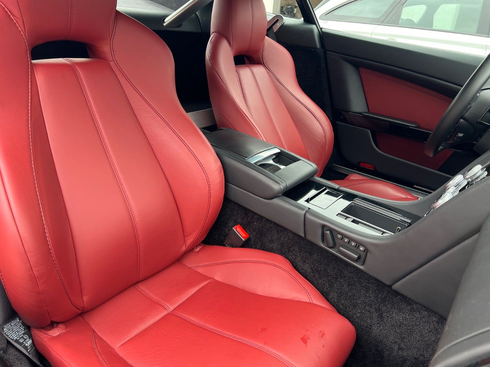 Fahrzeugabbildung Aston Martin V8 Vantage Coupe*RFK nur 18TKM*wie NEU