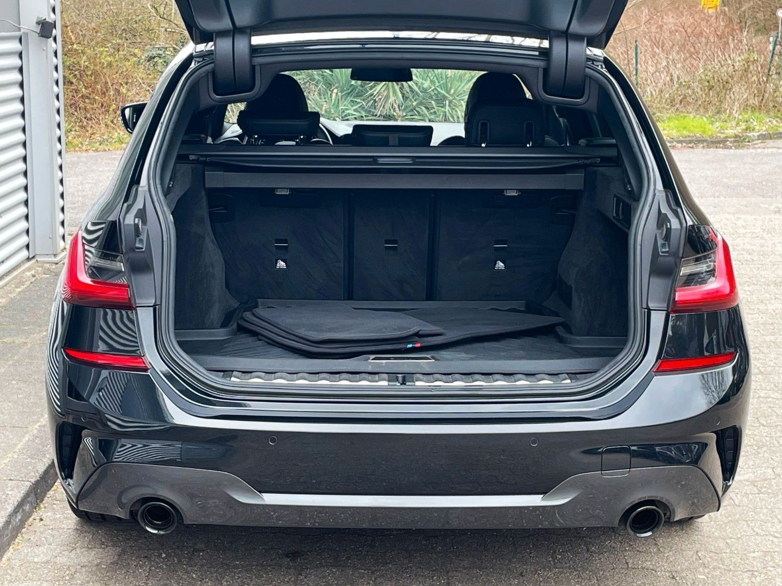 Fahrzeugabbildung BMW 320d M SPORT SAG tLEDER NAVI HiFi LIVE COCPIT+