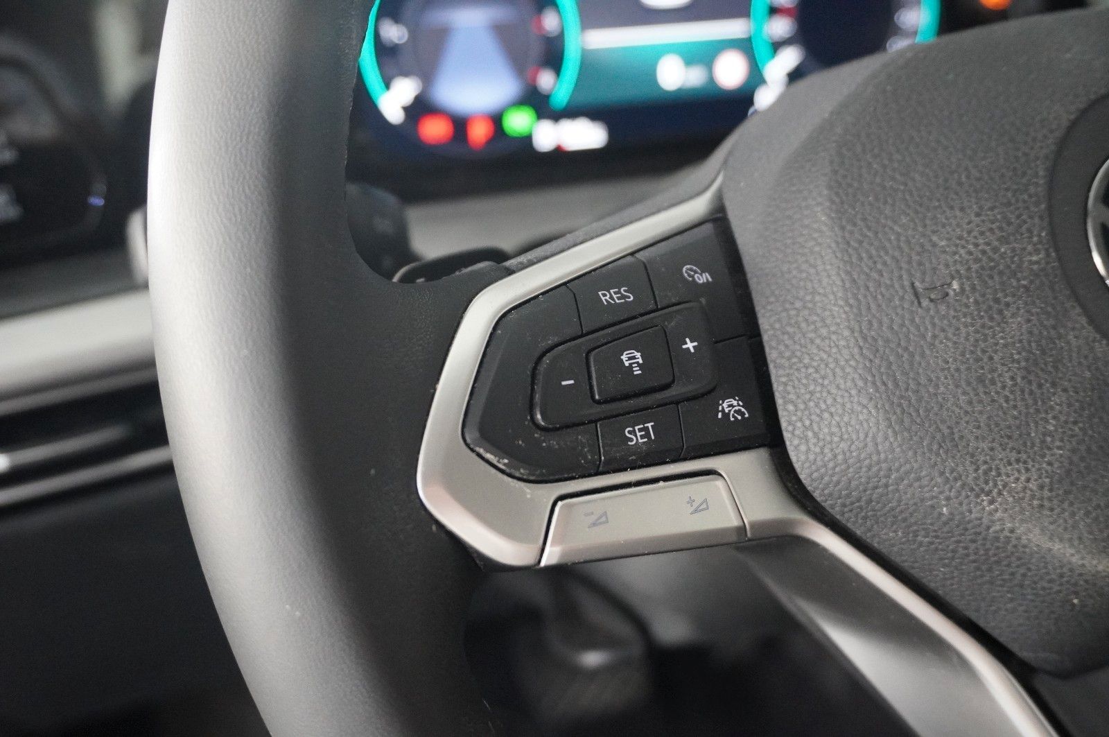 Fahrzeugabbildung Volkswagen Golf VIII Lim. 2.0 TDI LIFE DSG NAVI/LED/VIRTU.