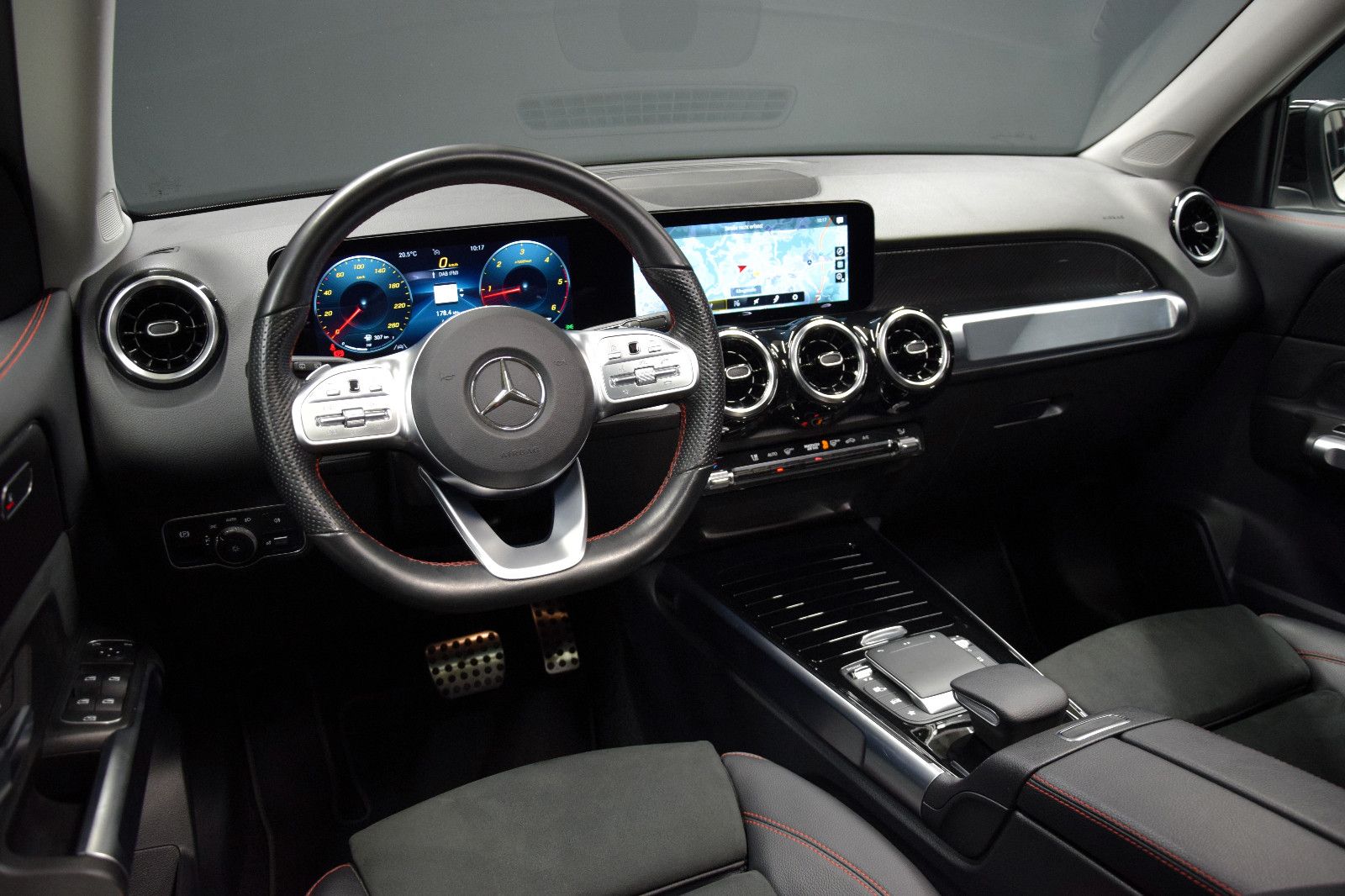 Fahrzeugabbildung Mercedes-Benz GLB 200d AMG-Line Panorama el.AHK Kamera Widescr