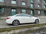 Mercedes-Benz E 320 Coupé E 320 - - Mercedes-Benz E 320 mit Benzin-Antrieb