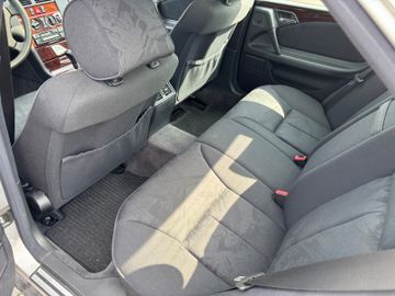 Mercedes E 230 - 6