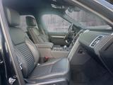 Land Rover Discovery D300 Dynamic SE Pano el. AHK Meridian - Land Rover: Schwarz