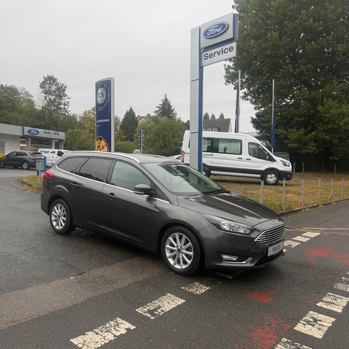 Ford Focus Turnier Titanium *NAVI* PDC vo & hi*