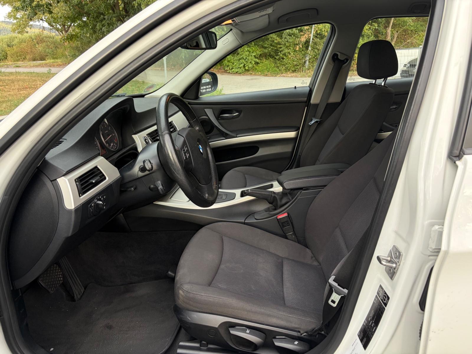 BMW 318 2011 — photo 15
