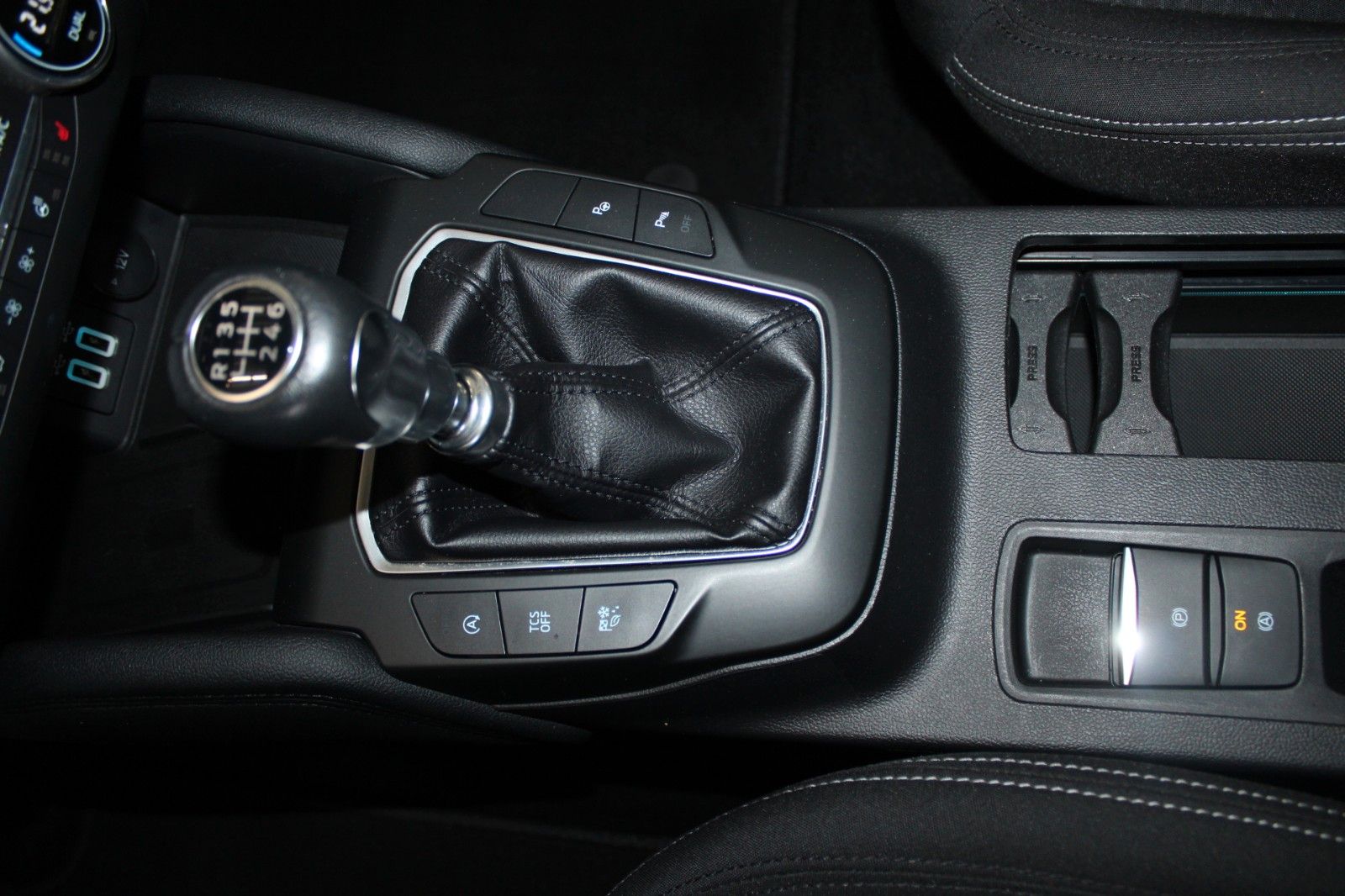 Fahrzeugabbildung Ford Focus Turnier Titanium LED CAM WinterPaket NAVI