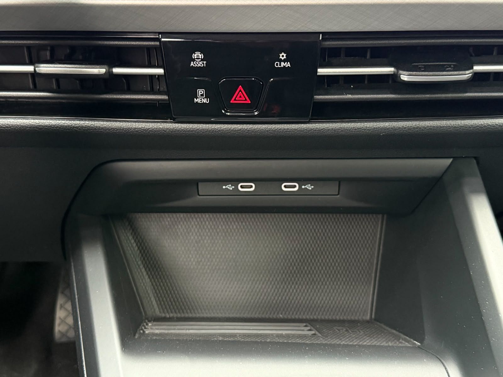 Fahrzeugabbildung Volkswagen Golf 2.0 TDI DSG LIFE LED+KAM+ACC+SHZ+CARPL+AMBI