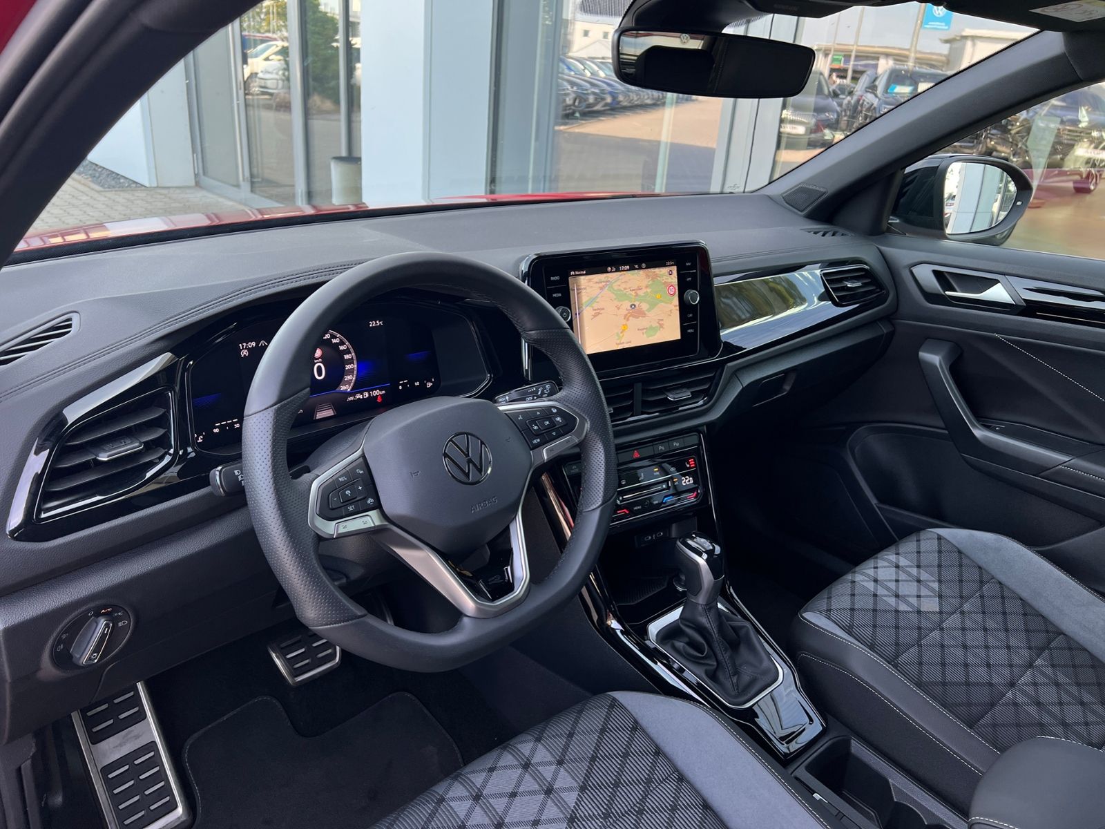 Fahrzeugabbildung Volkswagen T-Roc R-Line 1.5 TSI DSG *Black Style, AHK, LED,