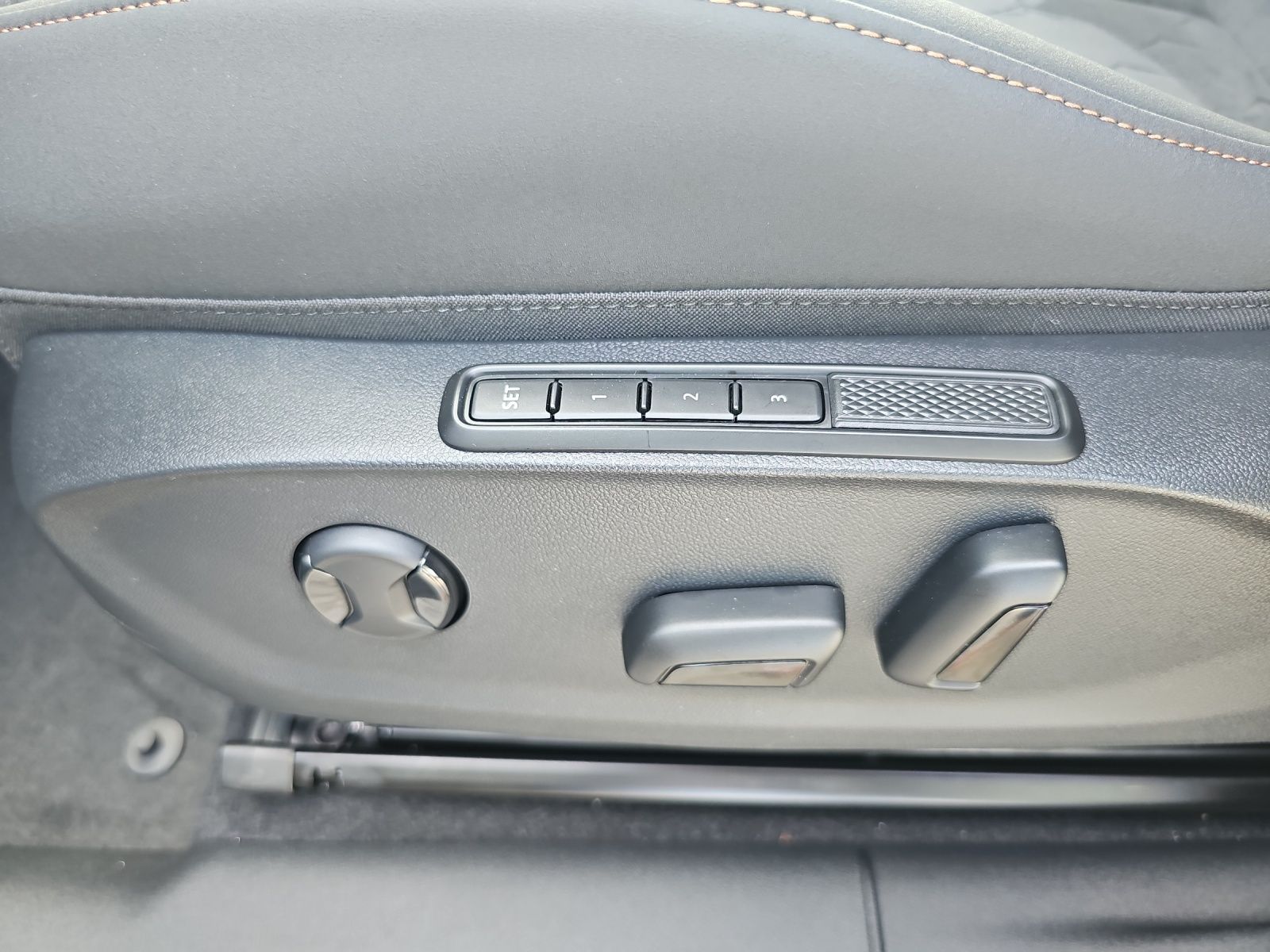 Fahrzeugabbildung CUPRA Terramar 1.5 eTSI DSG ACC LED NAVI