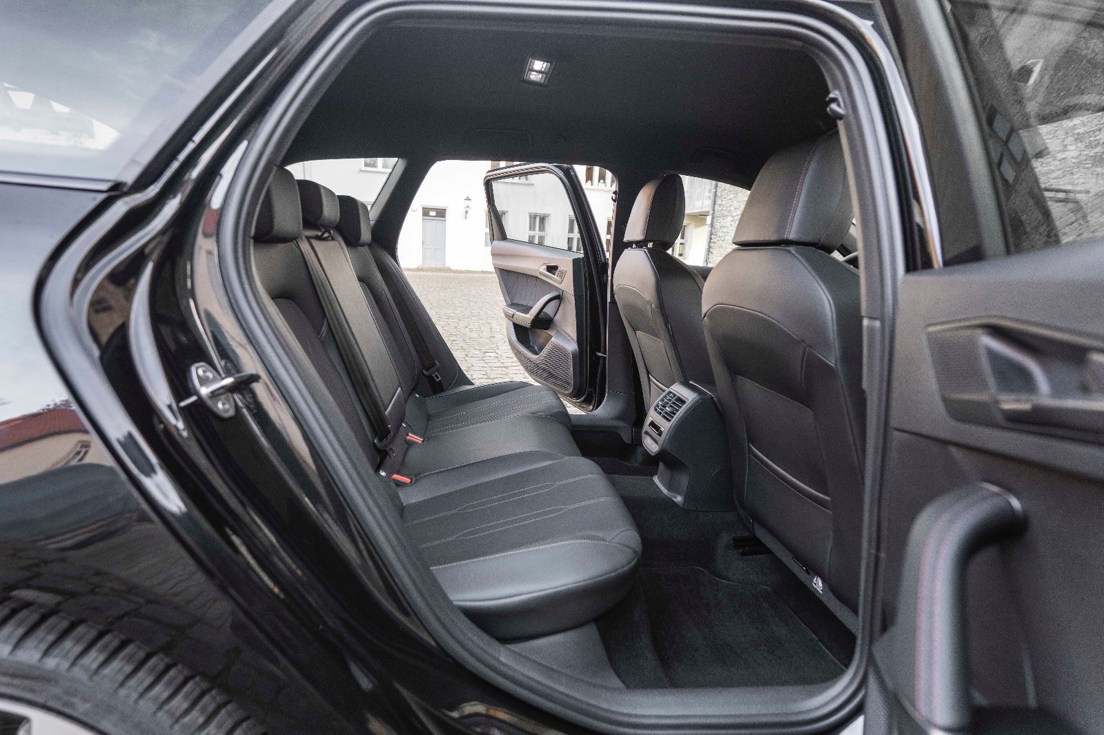 Fahrzeugabbildung CUPRA Leon Sportstourer 1.5 eTSI ACC LED TOTW CARPLAY