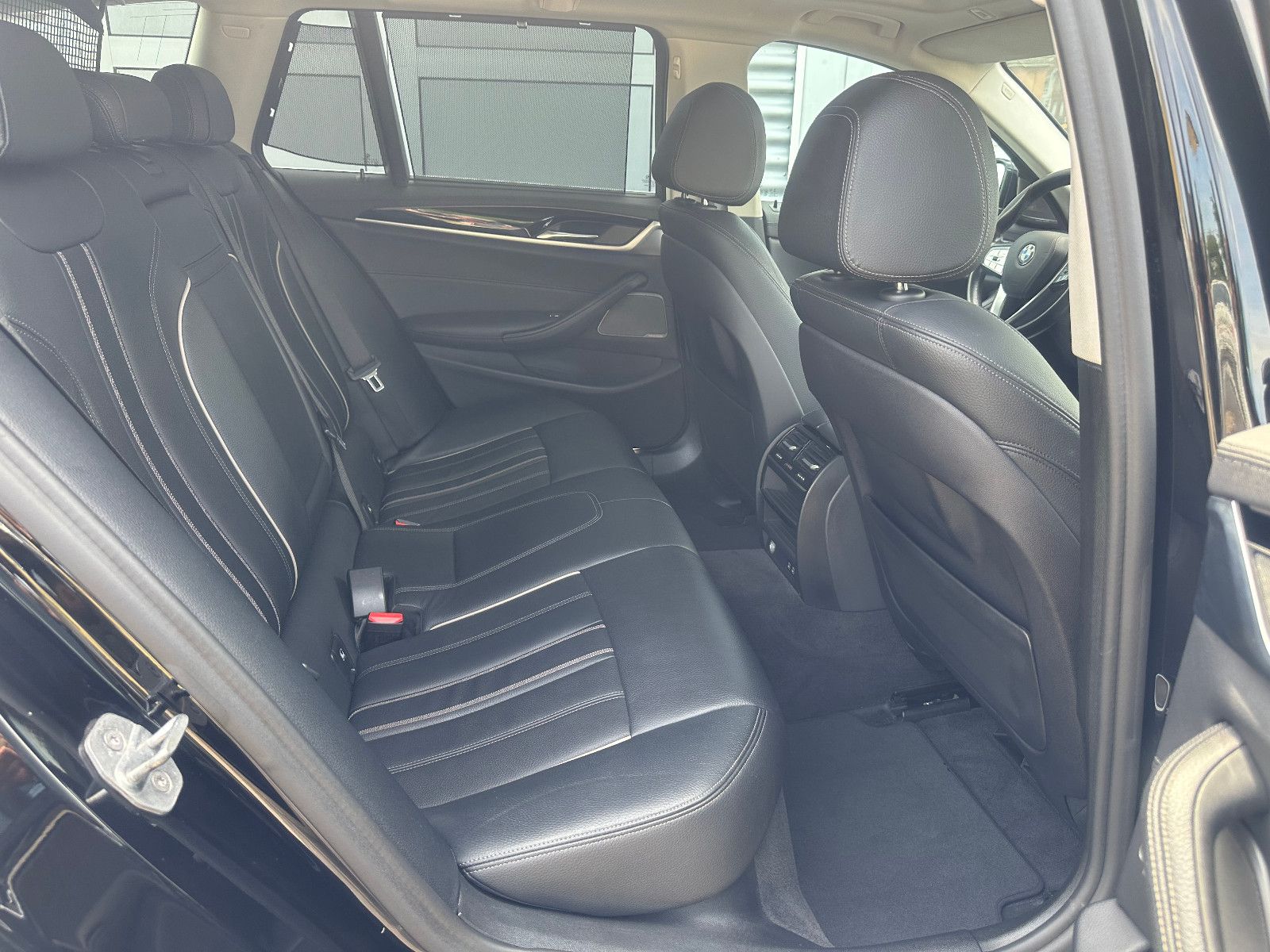Fahrzeugabbildung BMW 530 d TOURING LUXURY LINE*AHK+PANO+MOD.2020*