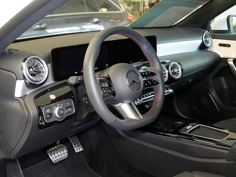 Mercedes-Benz A 250 e , AMG 360 DISTR KAMERA PANO SPUR STANDH
