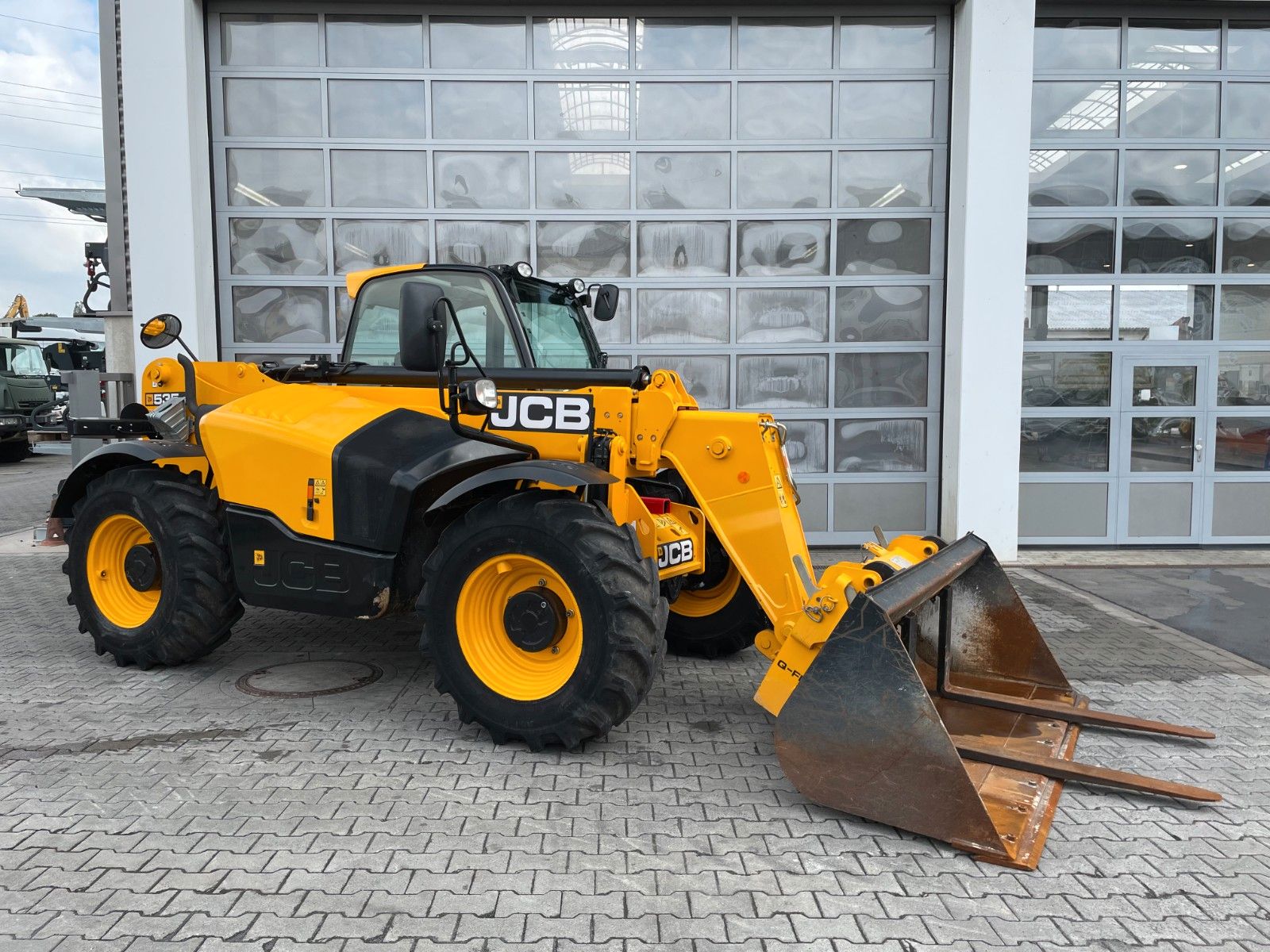 Fahrzeugabbildung JCB 535-95 / nur 1.354h / Palettengabel & Schaufel - mit KI generiert/bearbeitet