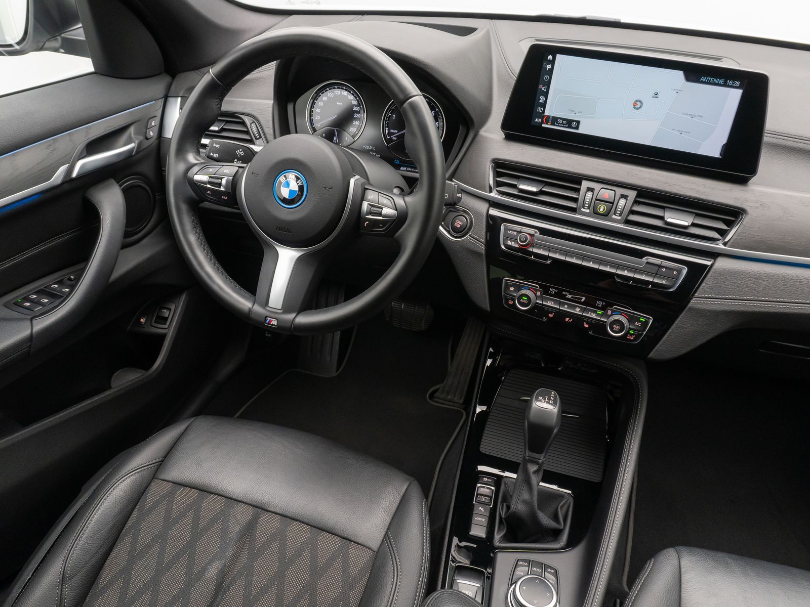 Fahrzeugabbildung BMW X1 xD25e xLine HUD Navi+ HiFi DAB Kamera 19Zoll