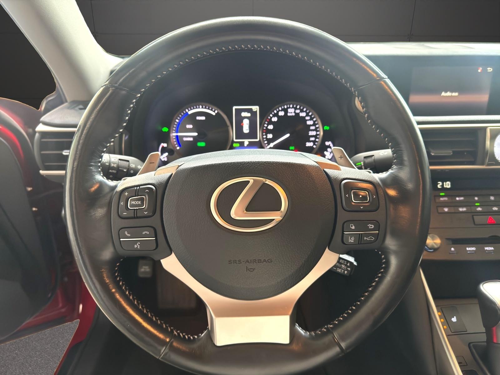 LEXUS IS 300H 2.5 HYBRIDE 181ch - GPS - PHARES LED - SIÈGES CHAUFFANTS - ANGLE MORT