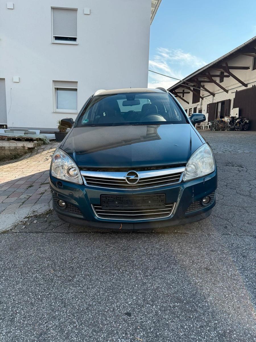 Opel Astra 2007 — rear view
