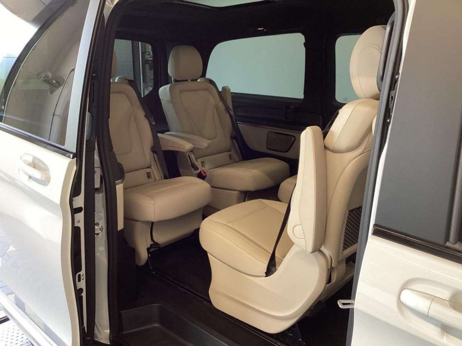 Fahrzeugabbildung Mercedes-Benz V 300 d 4M L AMG Avantga AIRMATIC Pano AHK Night