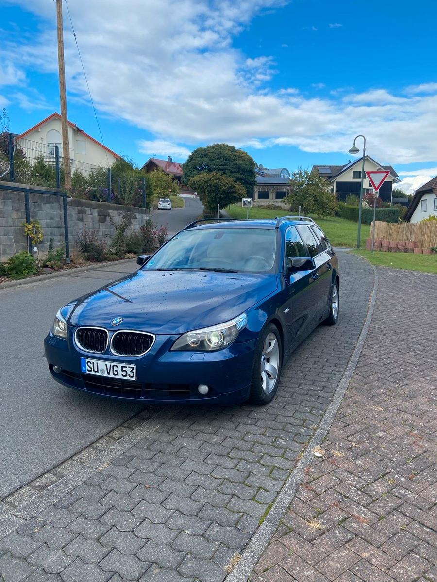 BMW 530 2004 — rear view