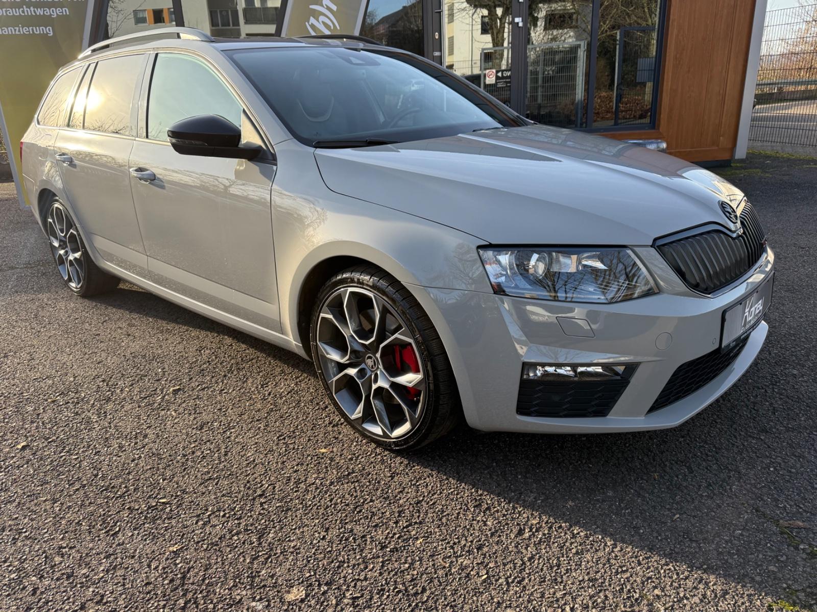Skoda Octavia Combi RS*Standhz*Pano*Leder*Navi*Ahk*19"