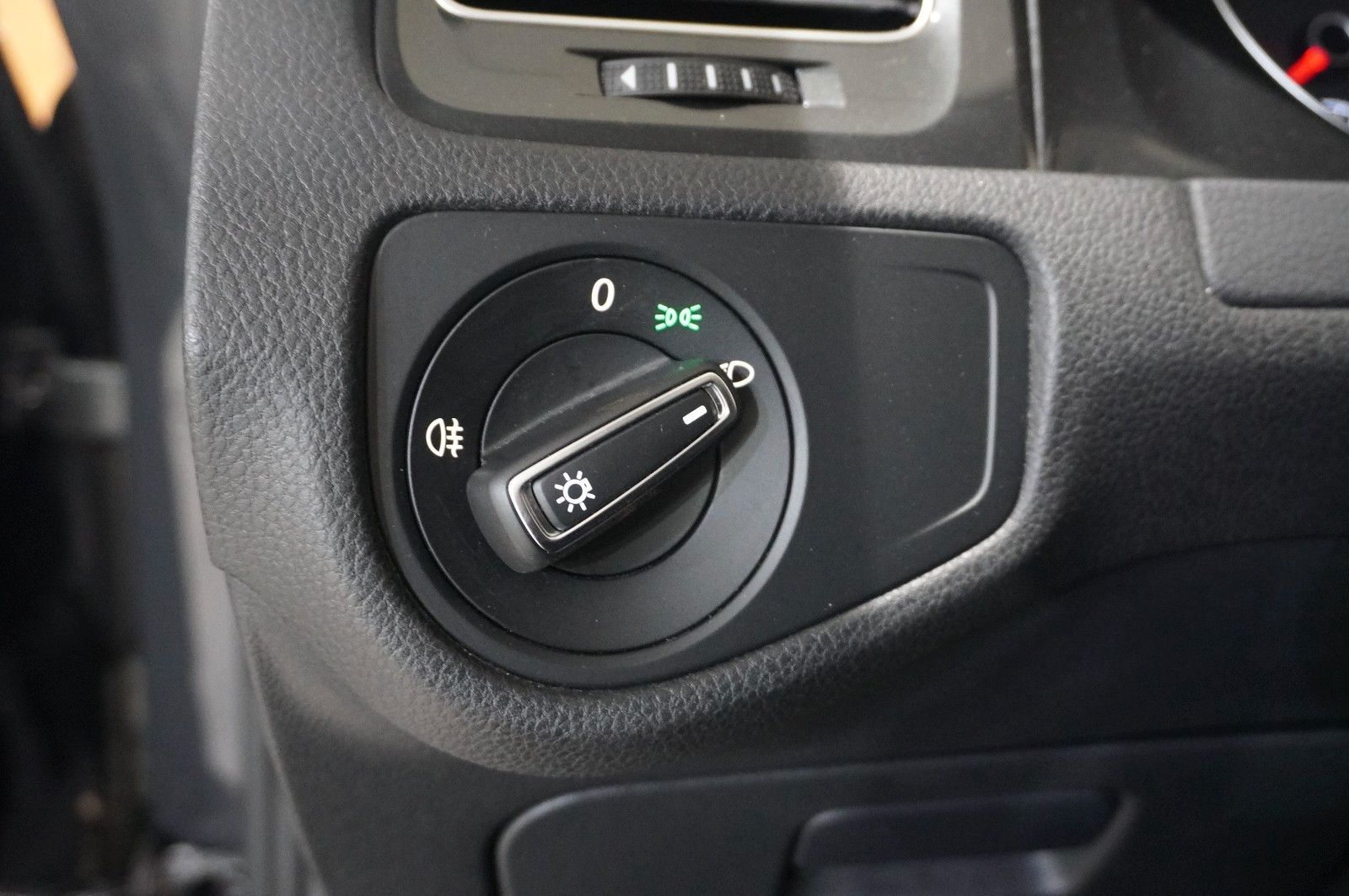 Fahrzeugabbildung Volkswagen Golf VII VARI. 2.0D COMFORT. 4M NAVI/KAMERA/AHK