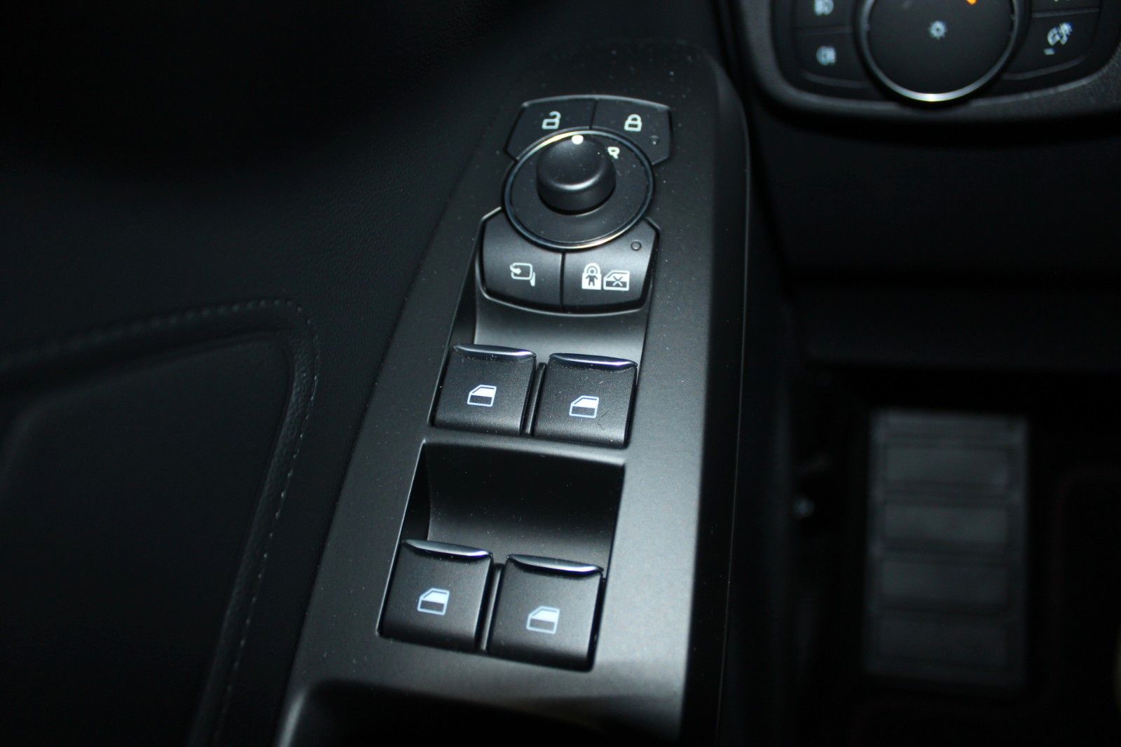 Fahrzeugabbildung Ford Focus ST-Line X Turnier AHK LED NAVI CAM WinterP