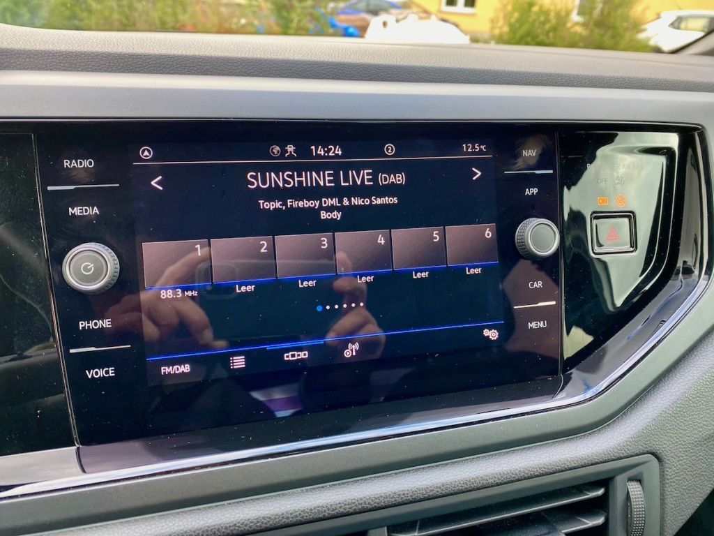 Fahrzeugabbildung Volkswagen Taigo 1.5 DSG R-Line AAC SHZ GJR KAMERA