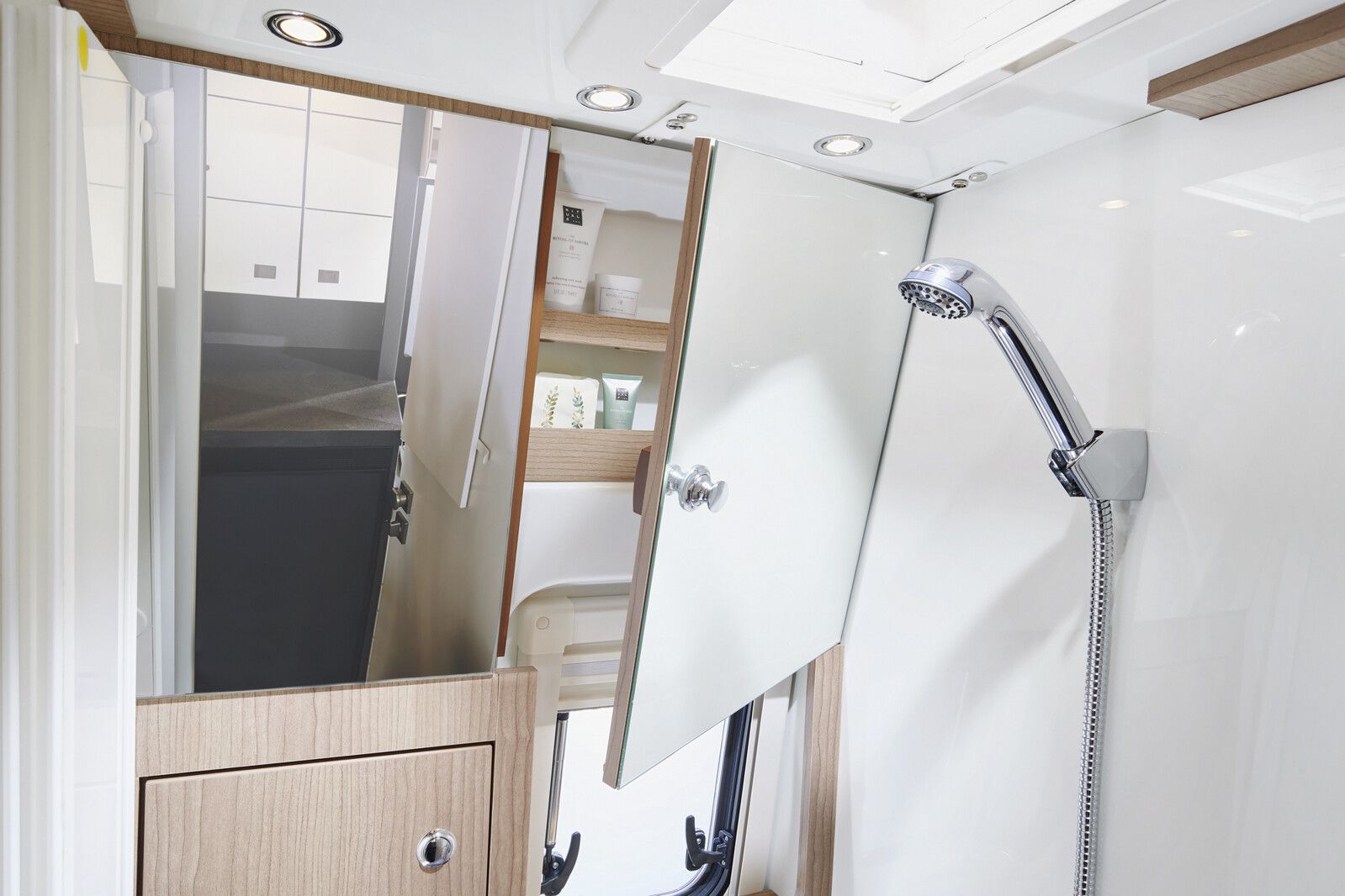 Fahrzeugabbildung Malibu Genius 641 LE Distronic, Markise,Navi,9G,Style