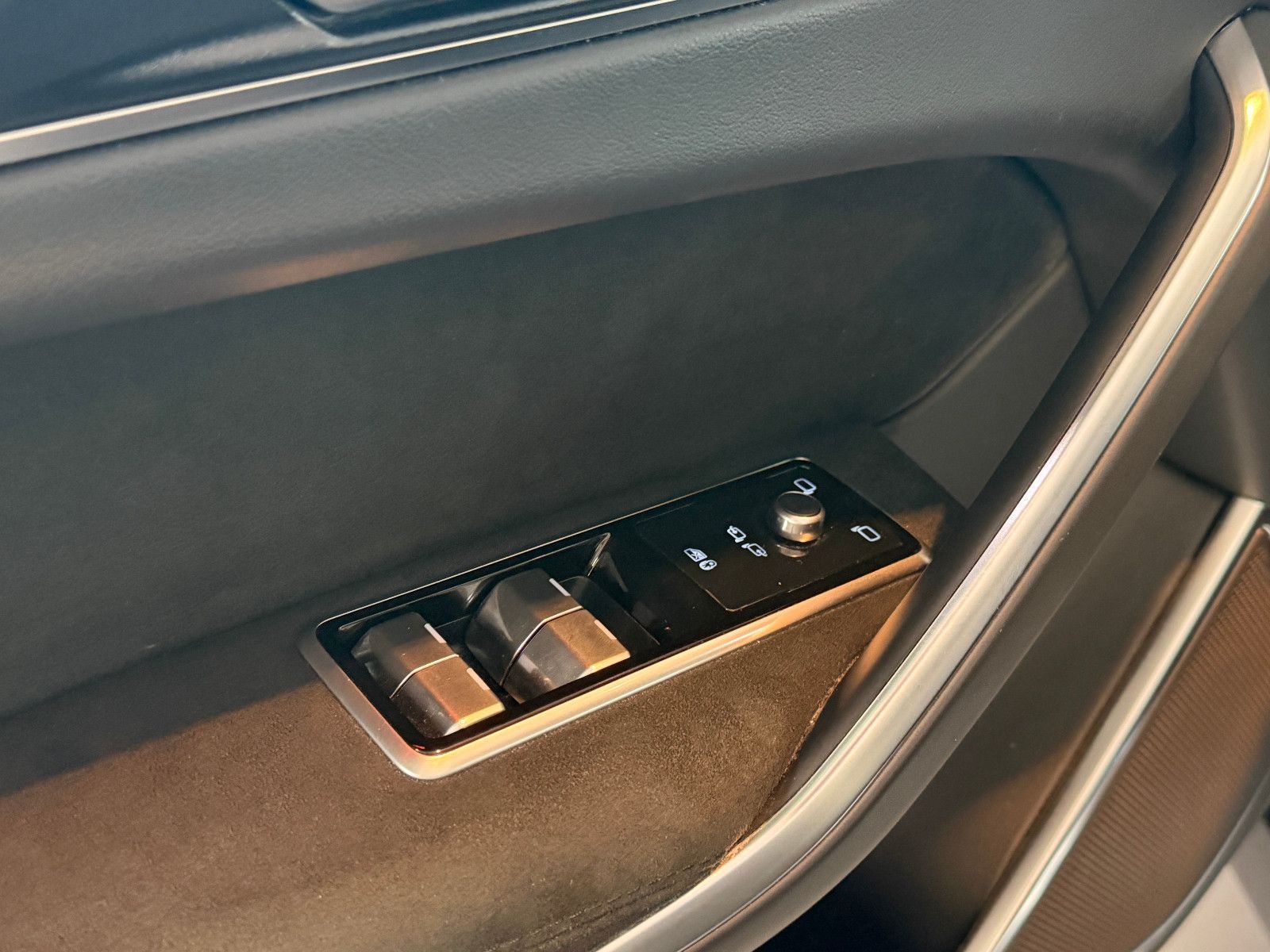 Fahrzeugabbildung Jaguar F-PACE SVR /PANO/MERIDIAN/360°KAM/HUD/AMBIENTE