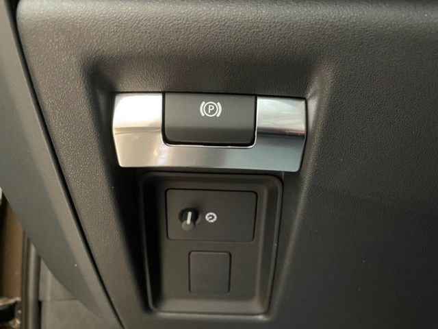 Fahrzeugabbildung Land Rover Defender 130 D300 X  Standheizung & Acht Sitze