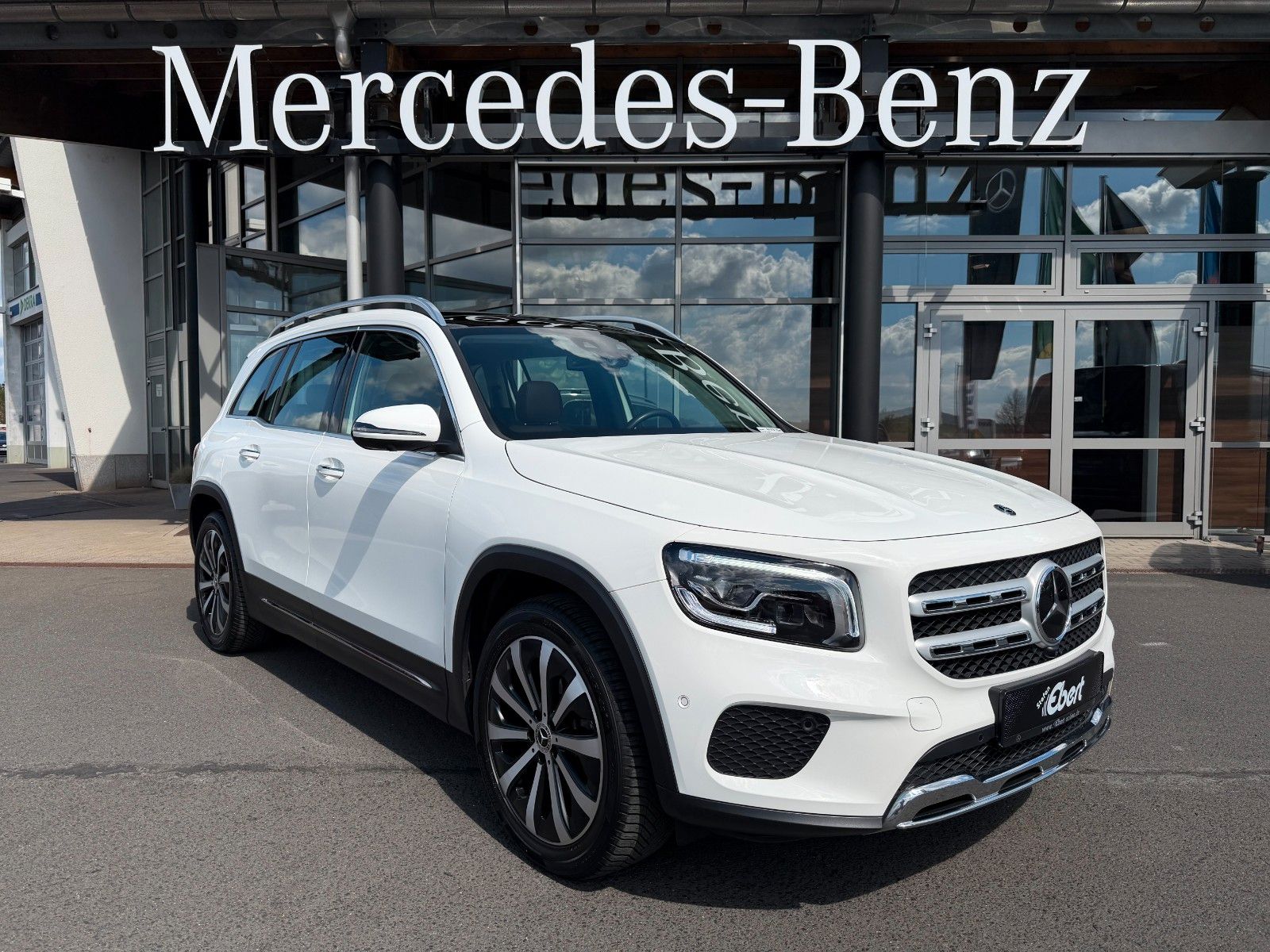 Fahrzeugabbildung Mercedes-Benz GLB 200d 4M 7Sitzer+StandH+Pano+Distr+AHK+360+