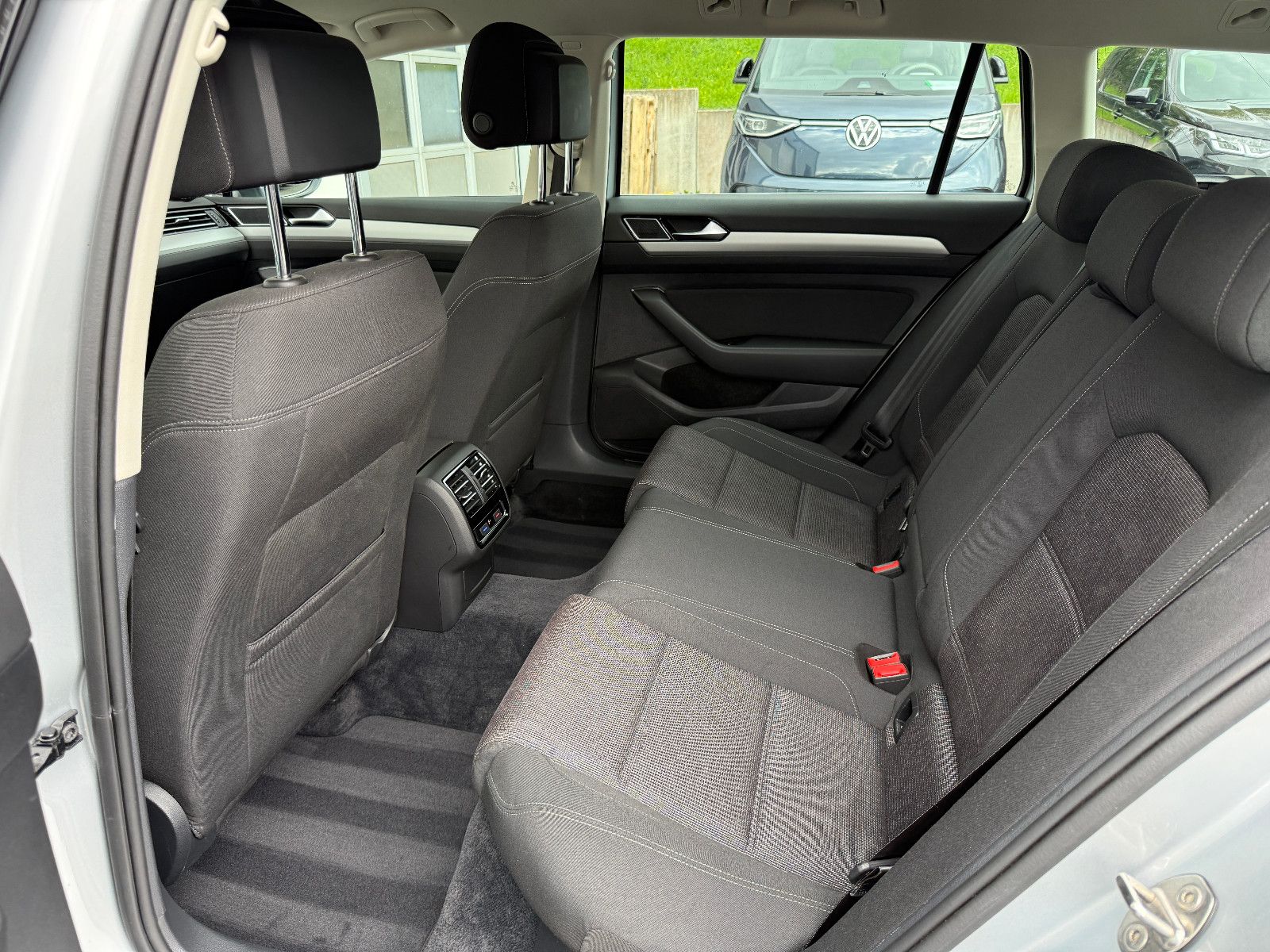 Fahrzeugabbildung Volkswagen Passat Comfortline DSG ACC Navi PDC SHZ Massage