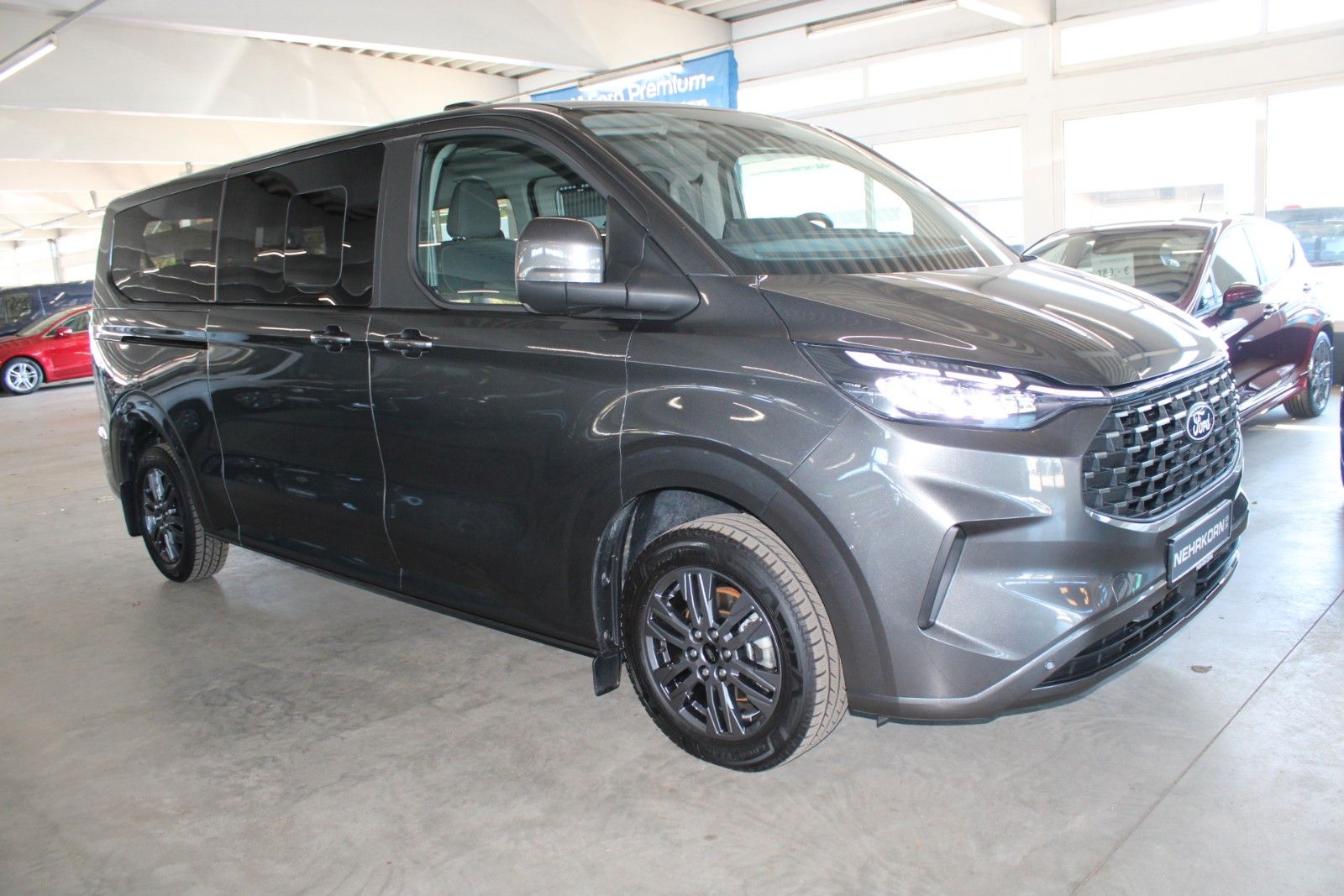 Fahrzeugabbildung Ford Tourneo Custom L2 8-Sitzer Titanium AHK LED ACC