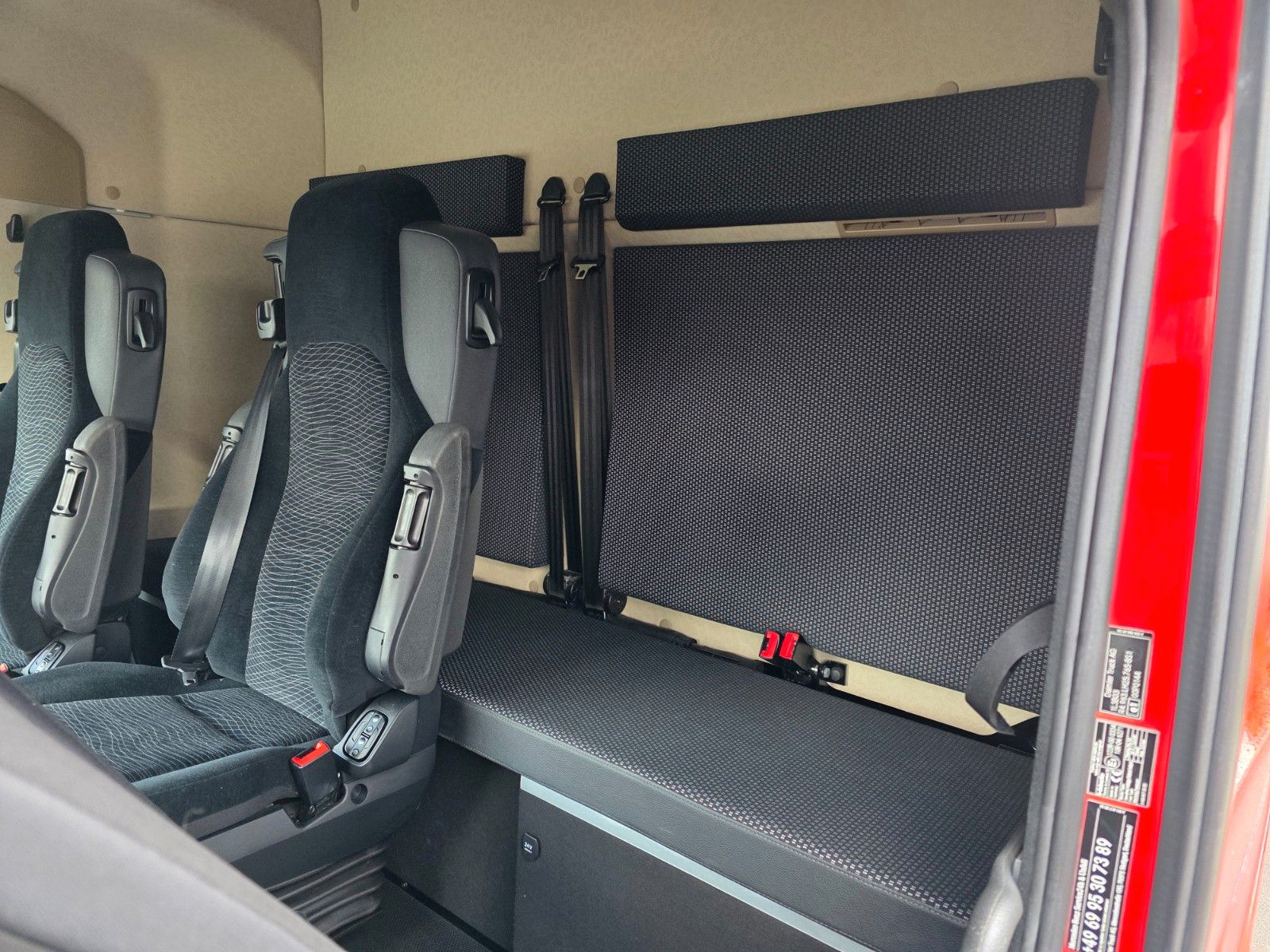 Fahrzeugabbildung Mercedes-Benz Actros 1843 LL BDF Fahrschule S&G 6 Sitze AHK