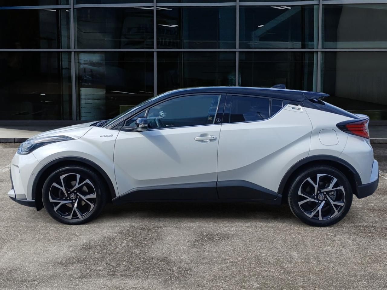 Fahrzeugabbildung Toyota C-HR Hybrid Team D