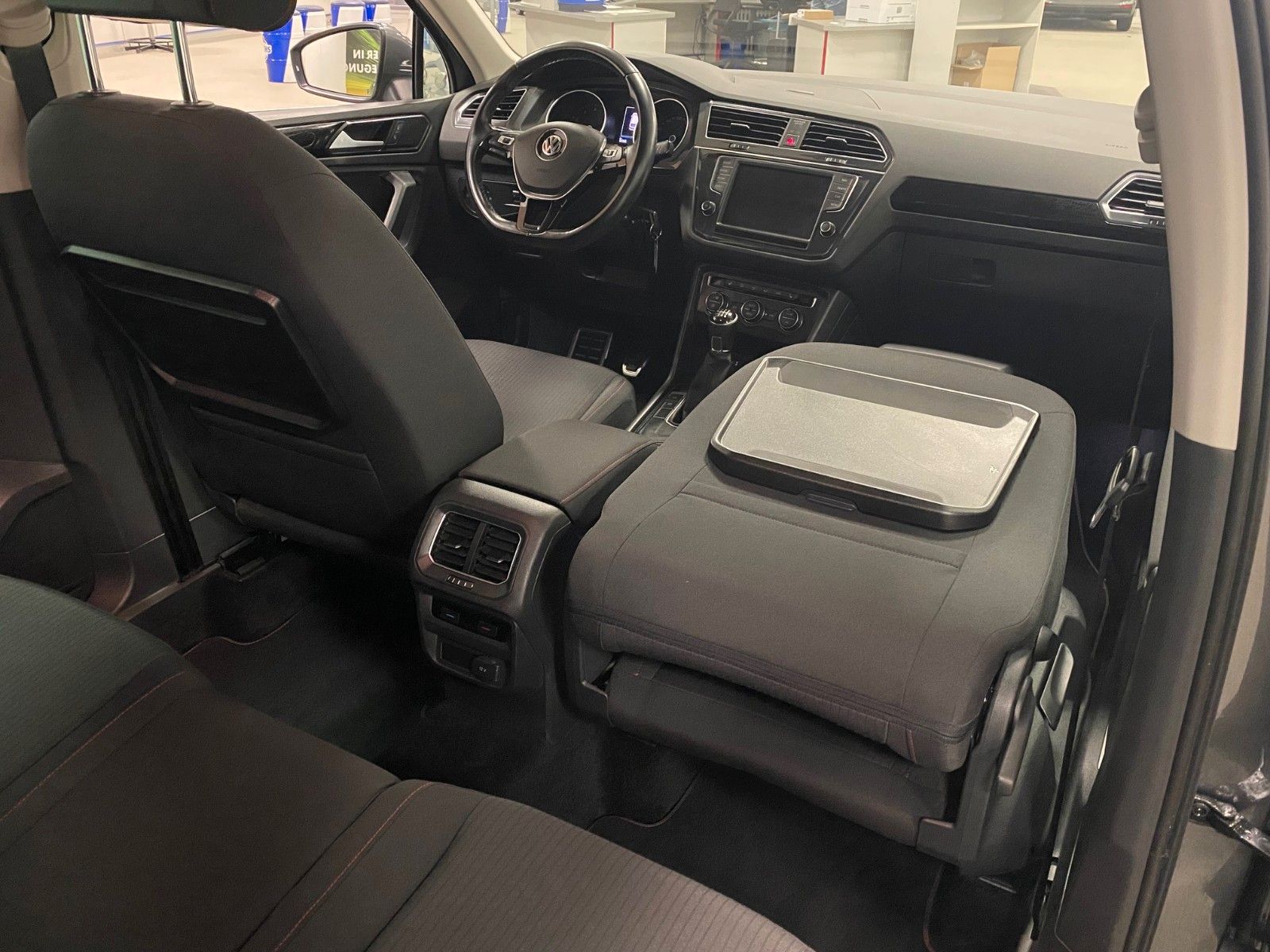 Fahrzeugabbildung Volkswagen Tiguan 1.4 TSI SOUND+1.HAND+NAVIGATION+AHK schw.