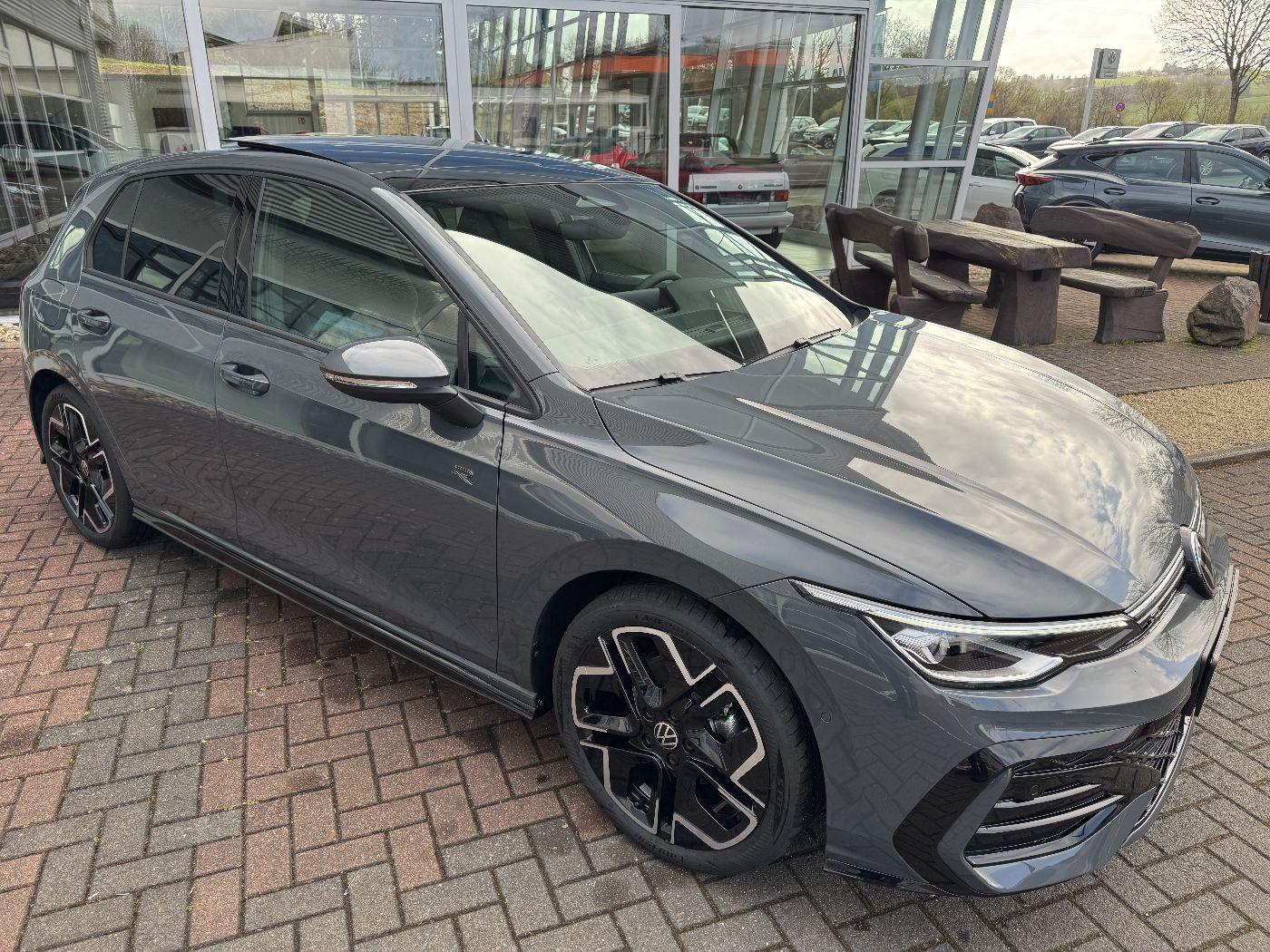 Volkswagen Golf VIII 1.5 eTSI W R-Line ACC+AHK+LED+Navi+Pan