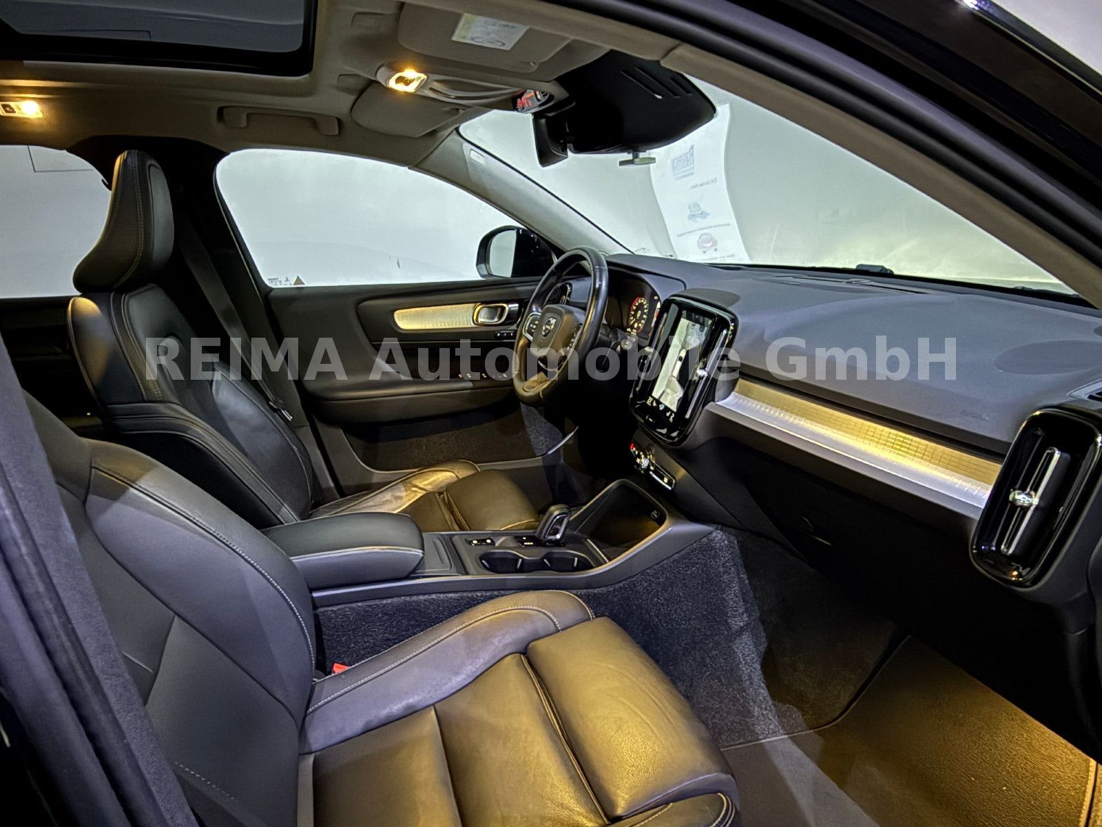 Fahrzeugabbildung Volvo XC 40 D4 Momentum AWD, Pano, LED, H&K