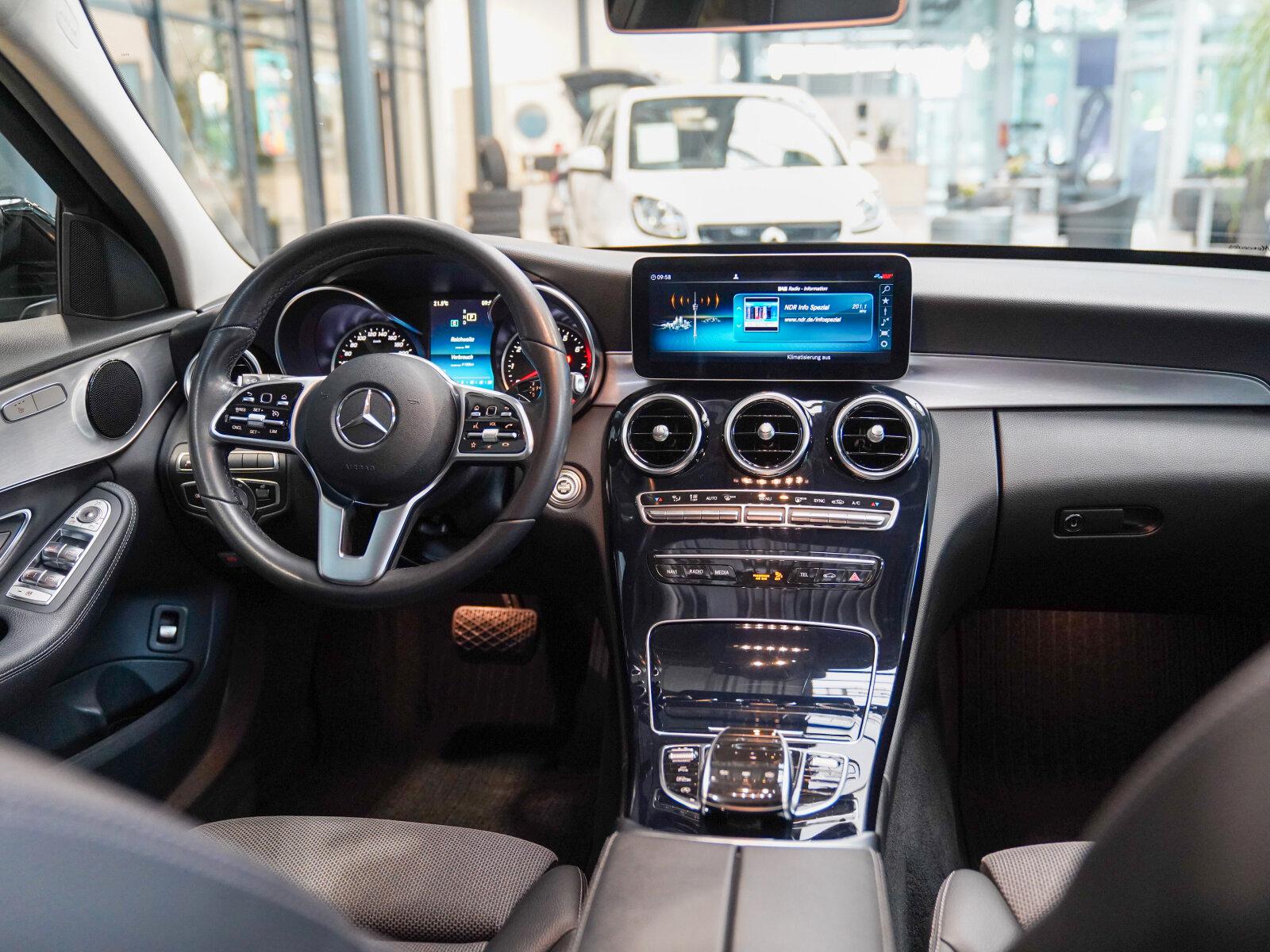 Mercedes-Benz C 180 T AVANTGARDE Panorama Multibeam AHK Totwin