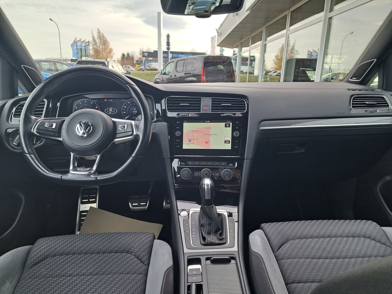 Fahrzeugabbildung Volkswagen Golf 2x R-LINE 1.5TSI DSG LED DYNAUDIO-SOUND ACC