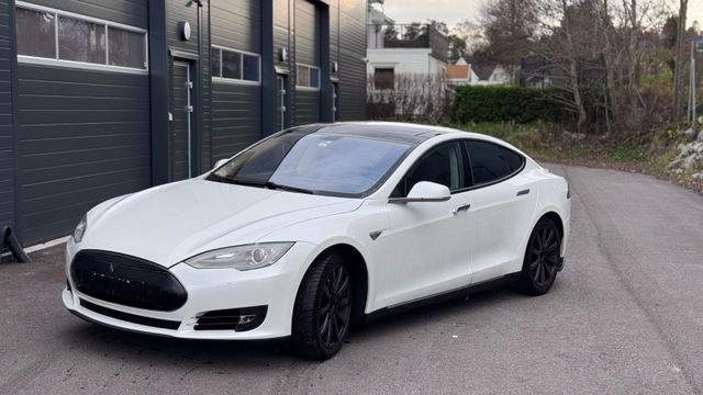 Tesla Model S P85+ free supercharger