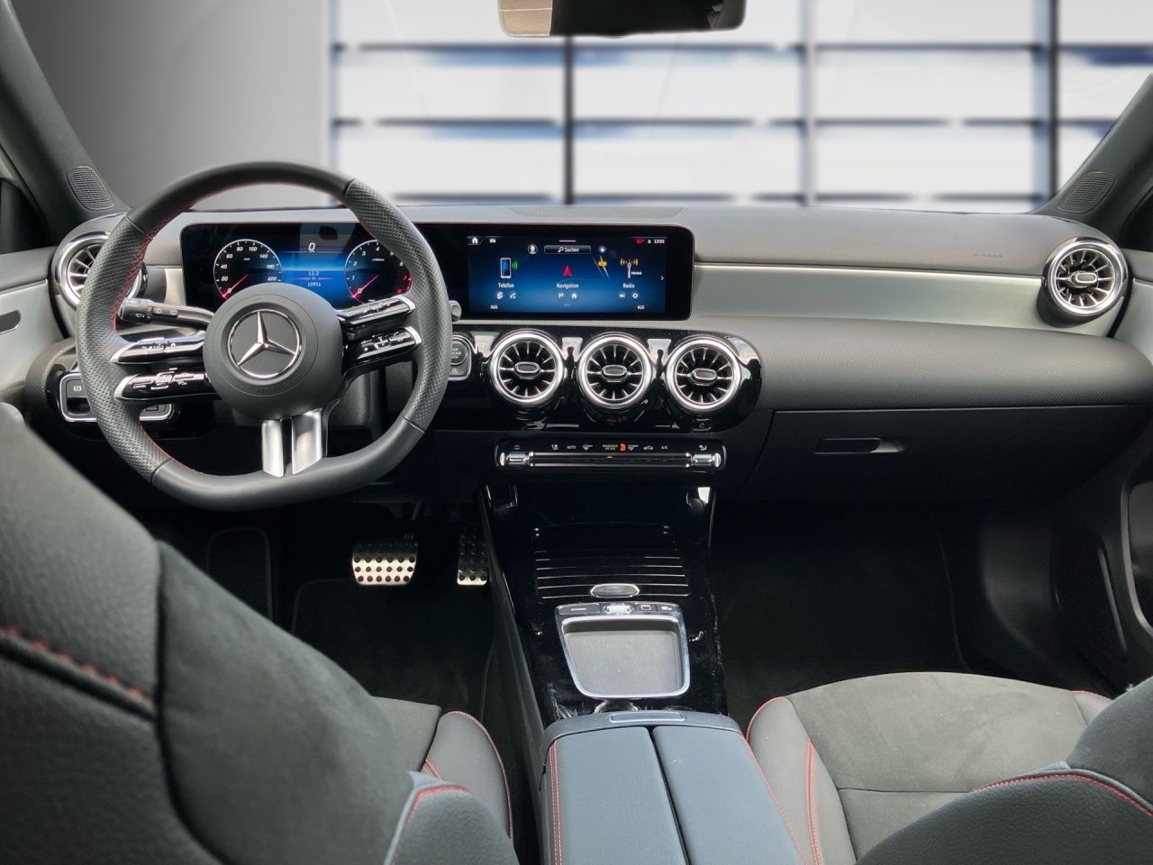 Fahrzeugabbildung Mercedes-Benz A 200 AMG+AHK+PANO+MULTIB+360°+DISTR+KEYL+CARPL