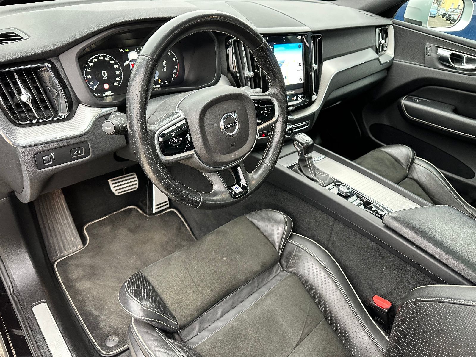 Fahrzeugabbildung Volvo XC60 T5 R DESIGN AWD*PANO+AHK+LED*