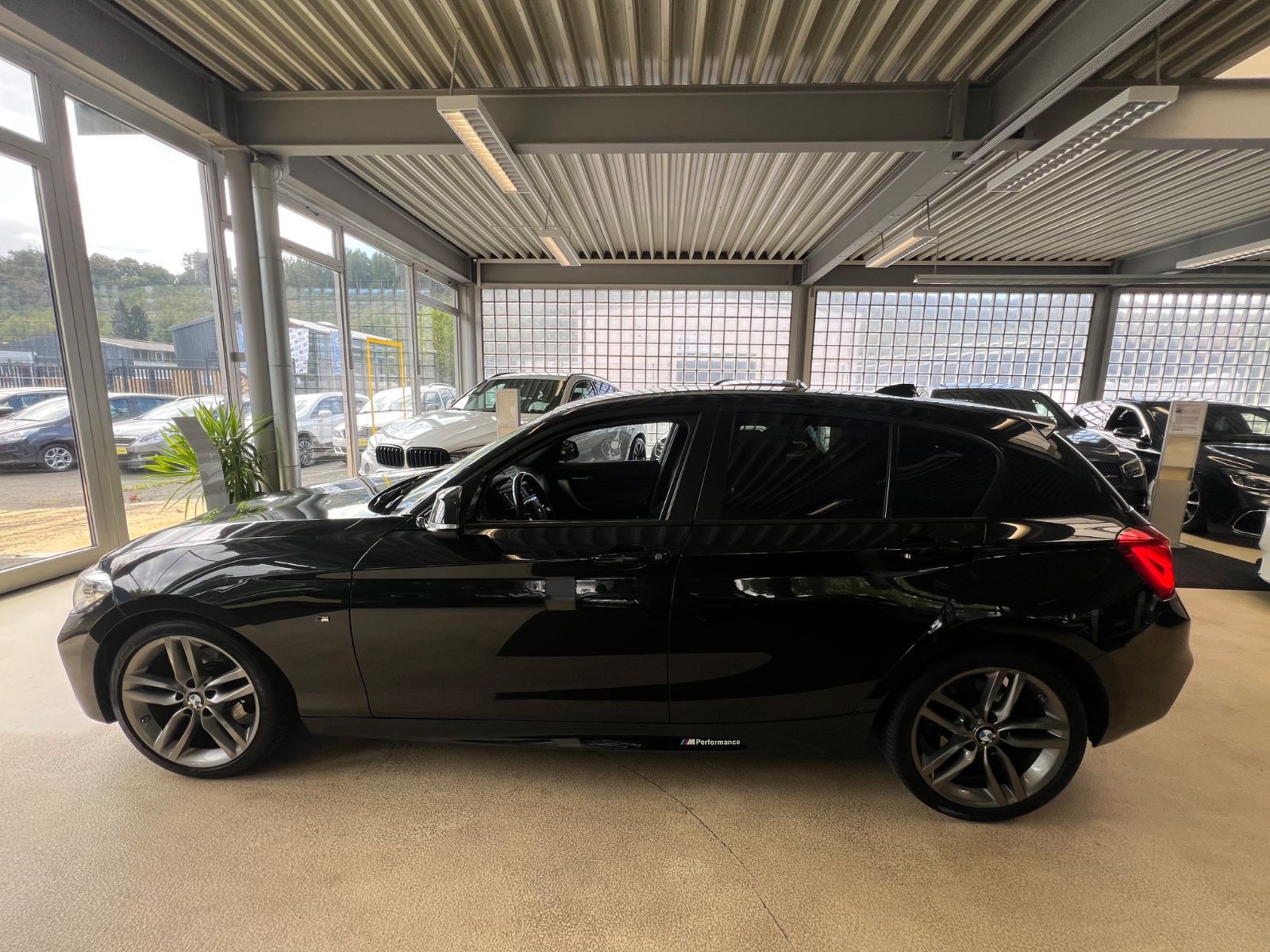 Fahrzeugabbildung BMW 120 i M Sport Paket * NAVI * SITZHEIZUNG *