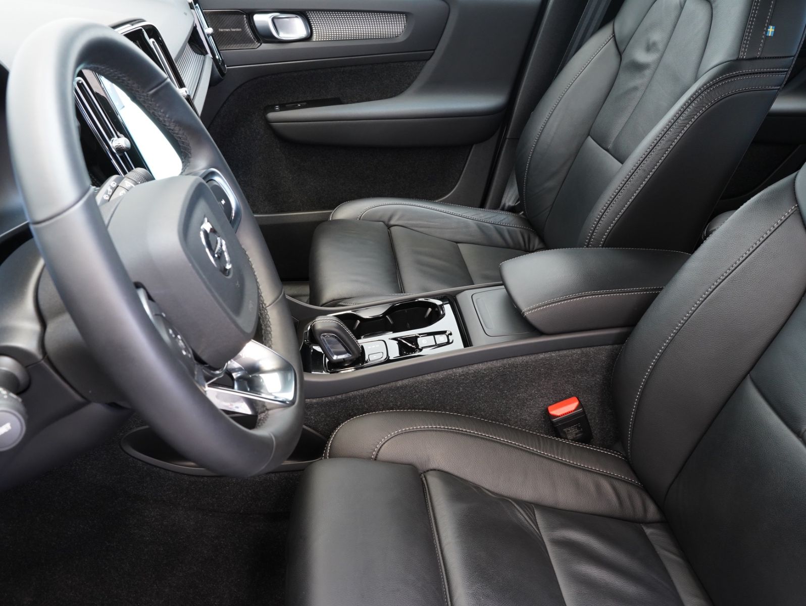 Fahrzeugabbildung Volvo XC40 B4 B R Design LED/NAVI/ACC/LEDER/360°