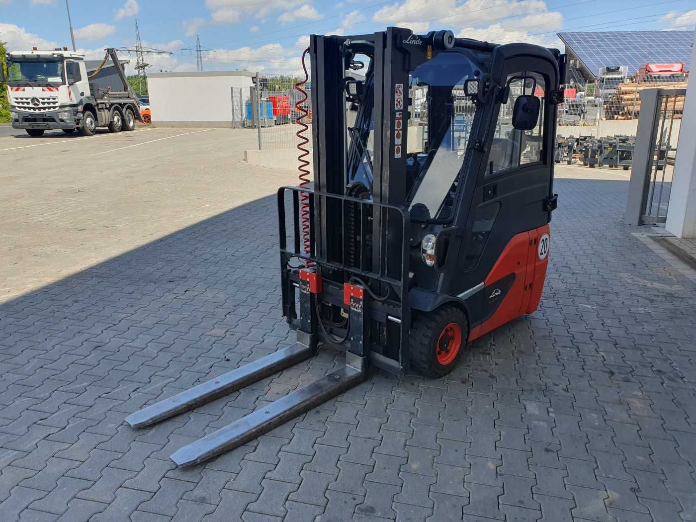Fahrzeugabbildung Linde E14 - 02 / Triplex: 4.00m! / SS / 855h! / 2021