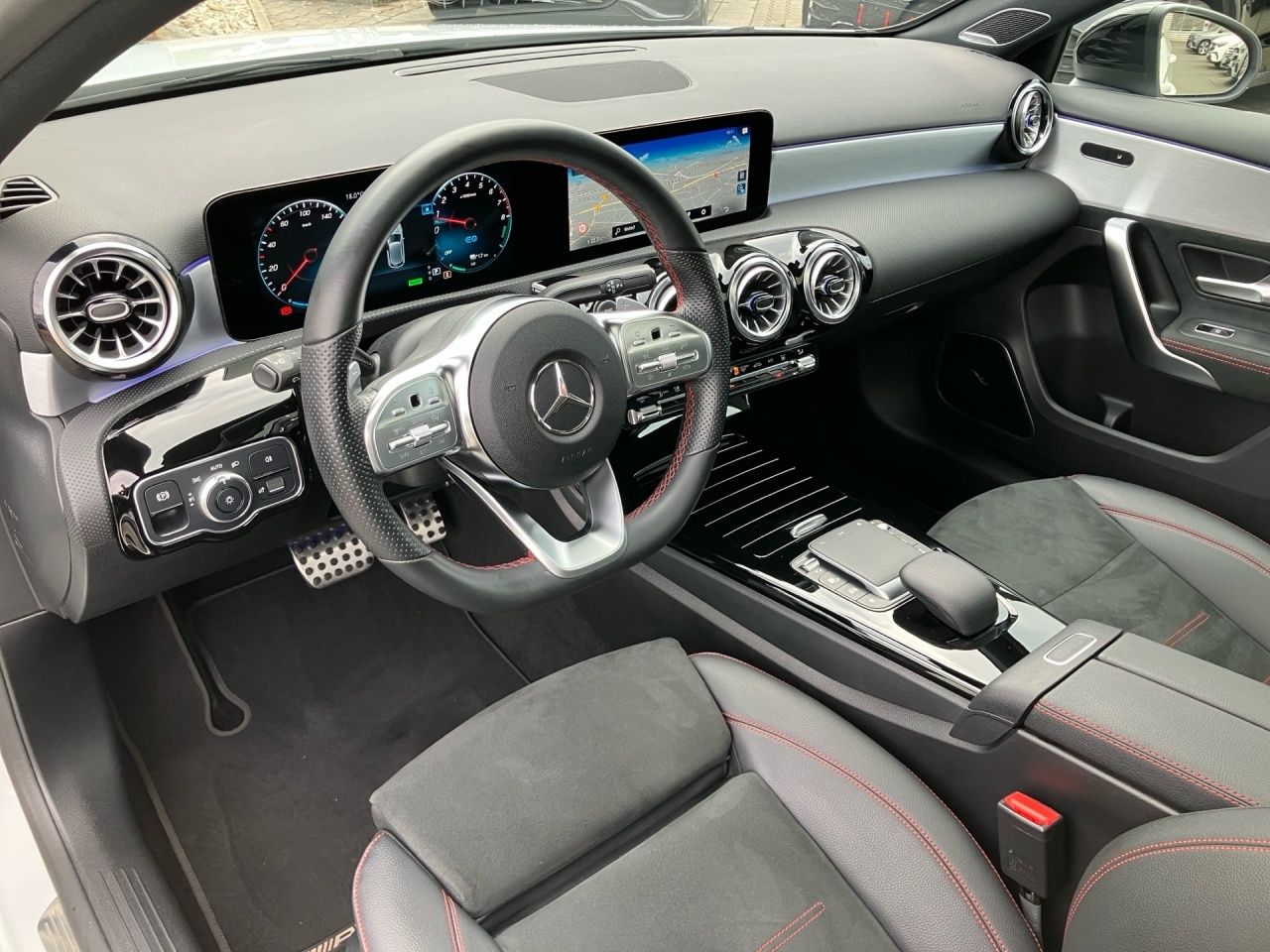 Fahrzeugabbildung Mercedes-Benz A 250 e AMG+NIGHT+PANO+AHK+BURM+MEMORY+CARPL+
