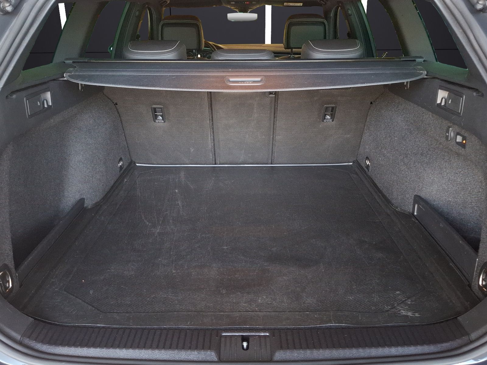 Fahrzeugabbildung Volkswagen Passat Variant TDI Elegance DSG R-Line Matrix AH