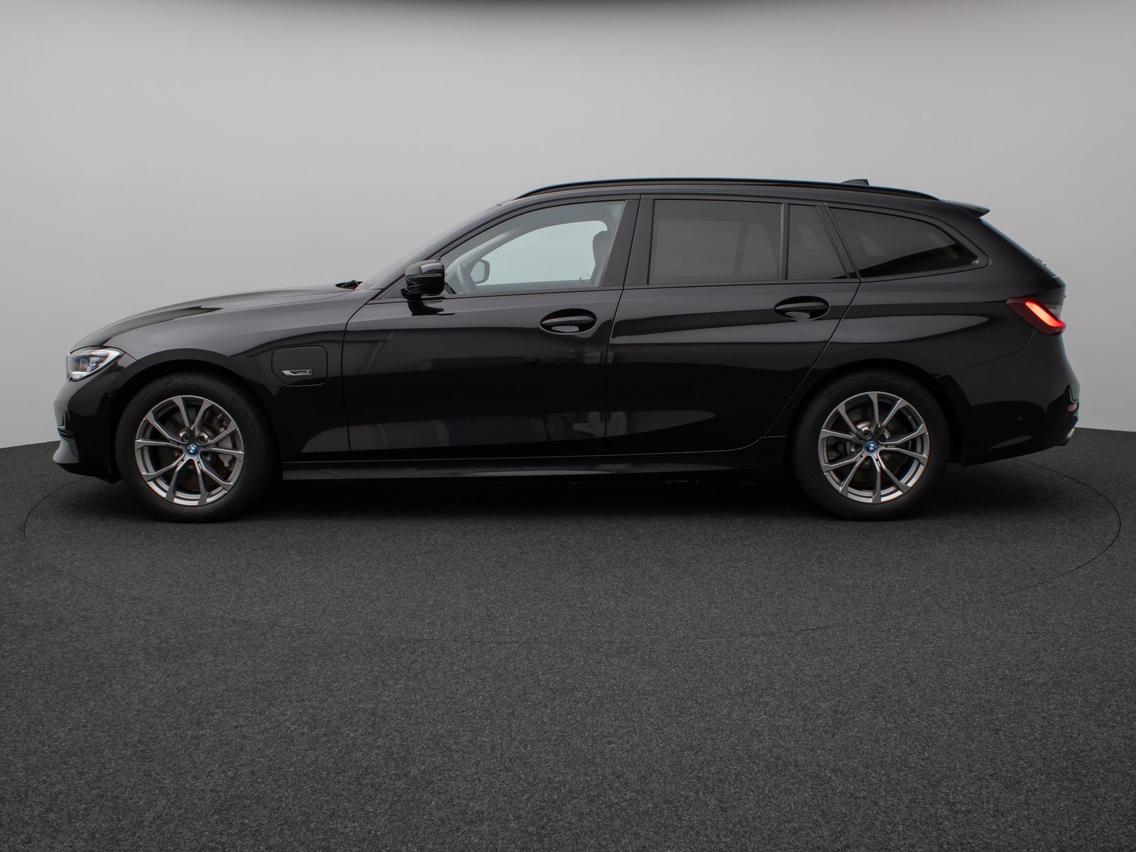 Fahrzeugabbildung BMW 330e xD Sport Line Kamera Laser HUD DAB HiFi AHK